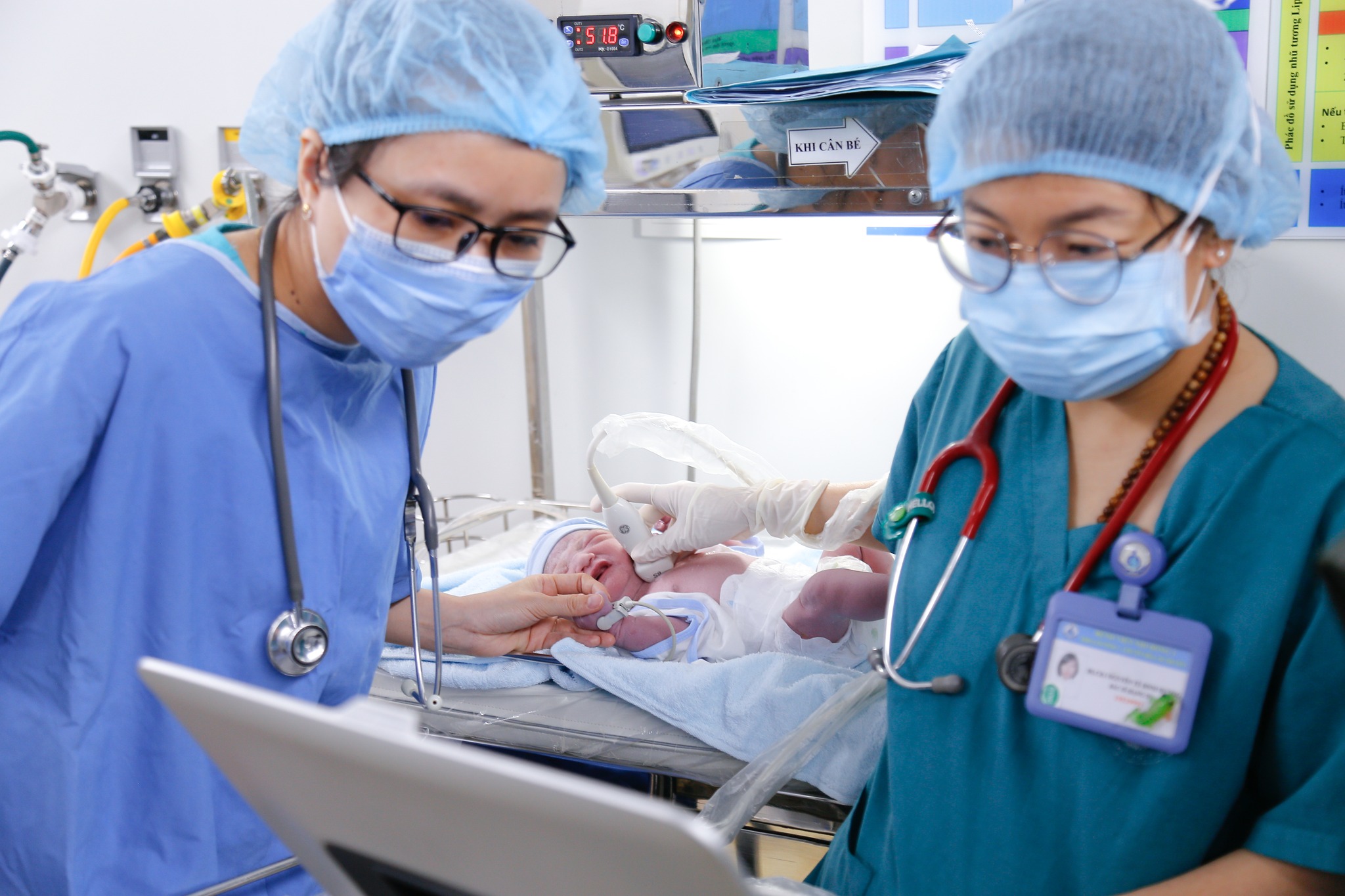 Bé trai 3 kg chào đời khỏe mạnh sau hành trình can thiệp tim bào thai phức tạp - Ảnh 2.
