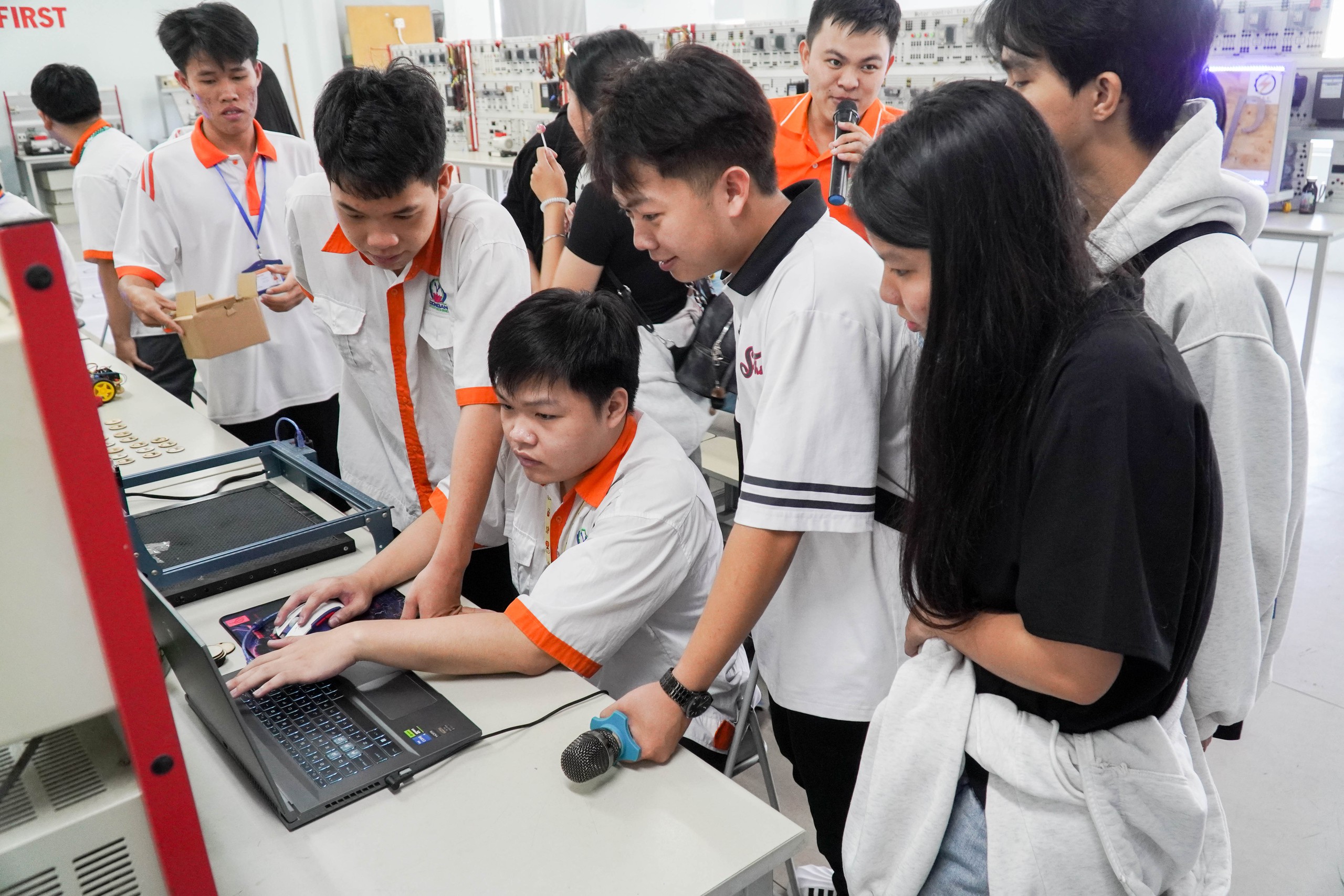 V&agrave;o xưởng thực h&agrave;nh trải nghiệm, học sinh tự tin "chốt" lu&ocirc;n nguyện vọng - Ảnh 7.