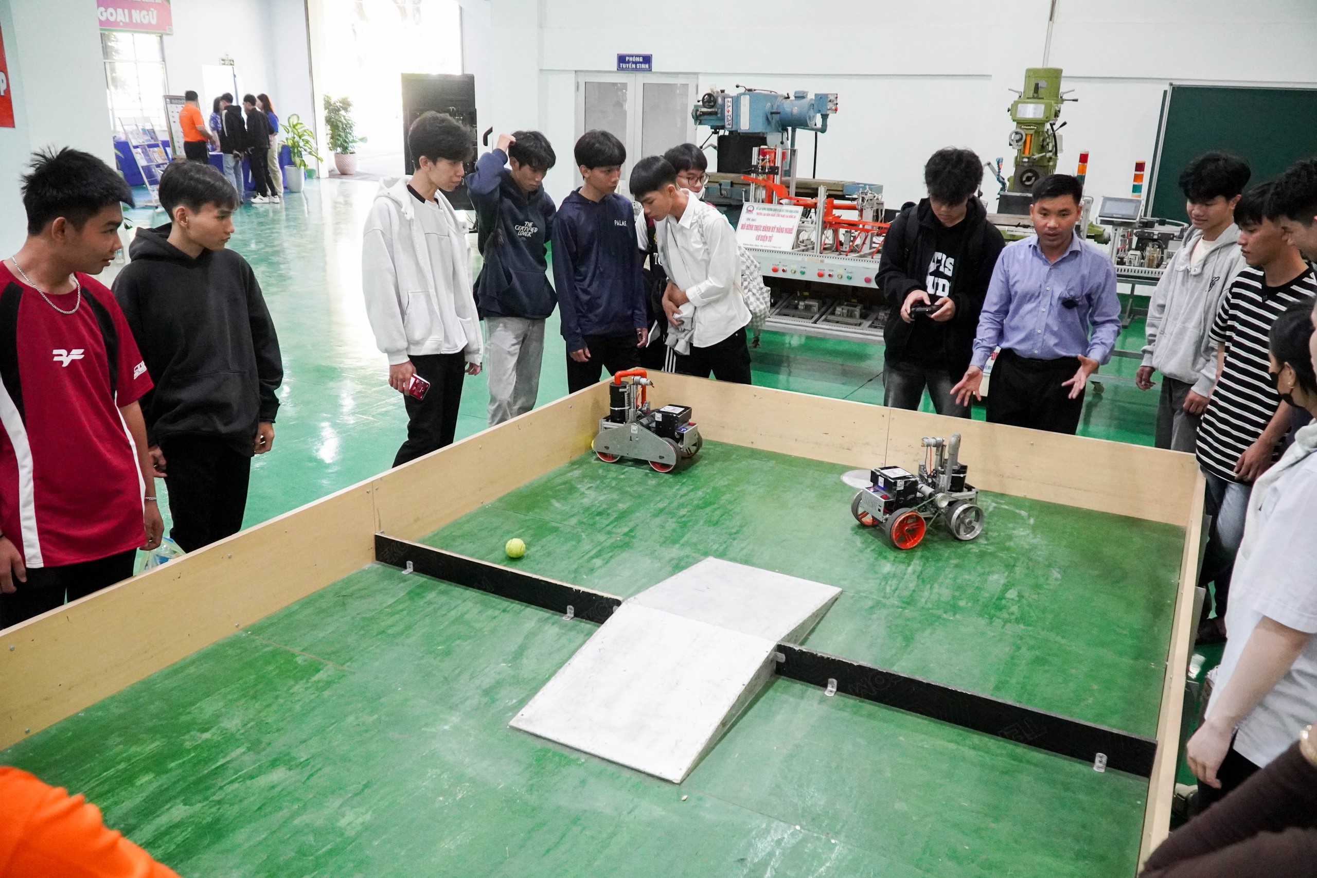 V&agrave;o xưởng thực h&agrave;nh trải nghiệm, học sinh tự tin "chốt" lu&ocirc;n nguyện vọng - Ảnh 6.