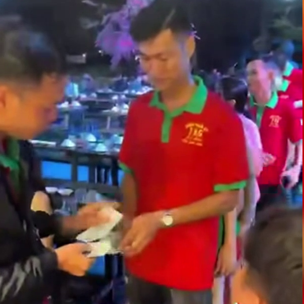 X&ocirc;n xao clip nh&acirc;n vi&ecirc;n qu&aacute;n nhậu tr&uacute;ng độc đắc 18 tỉ đồng, tặng tiền cho nhiều người - Ảnh 3.