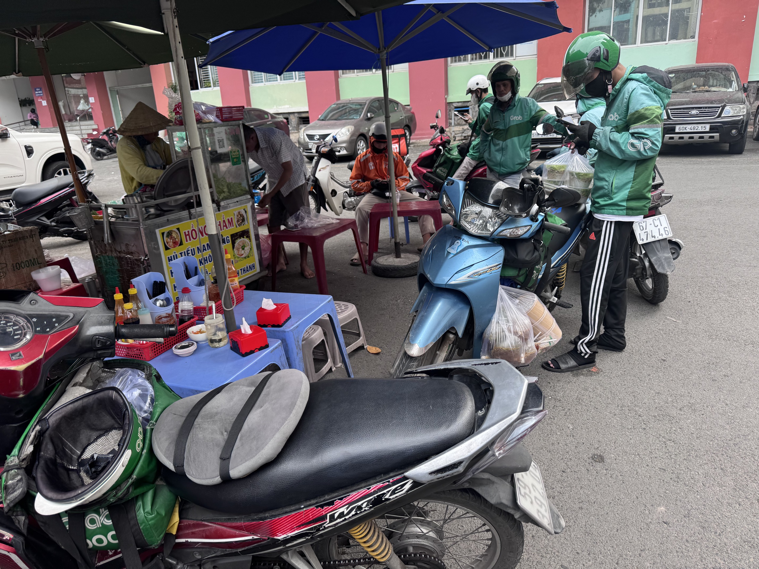 Hỗ trợ tiền xăng cho tài xế xe công nghệ , khuyến khích chuyển đổi xe điện 2026 - Ảnh 1.