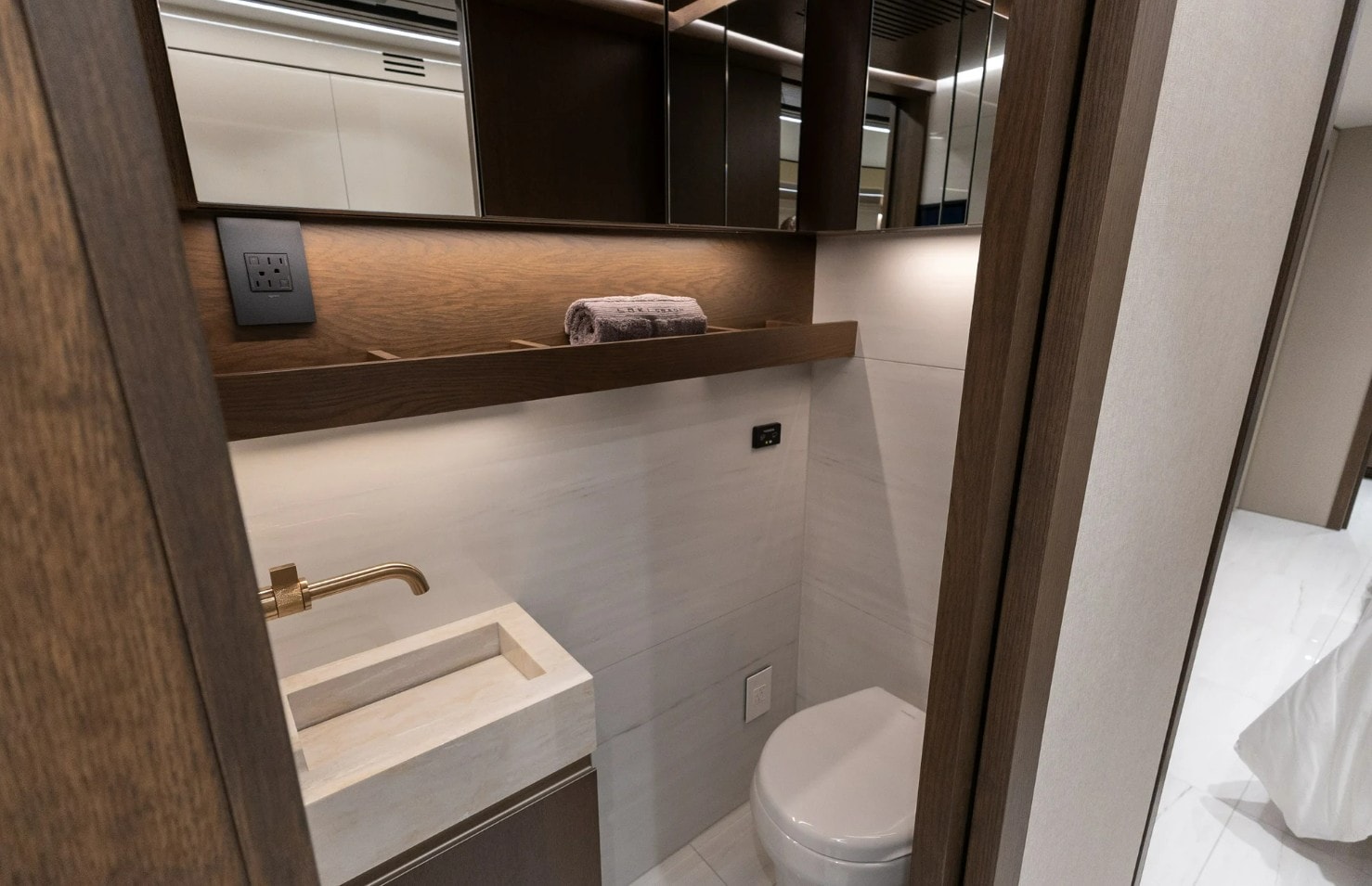 Nhà di động đẹp nhất thế giới: Như cung điện di động, giá hơn 56 tỉ, đã có người mua - Ảnh 10.