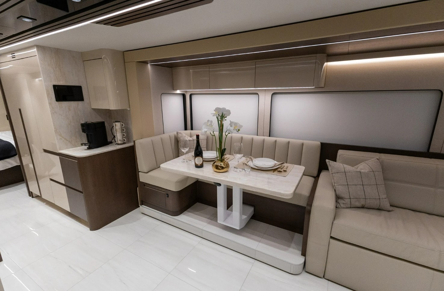 Nhà di động đẹp nhất thế giới: Như cung điện di động, giá hơn 56 tỉ, đã có người mua - Ảnh 6.