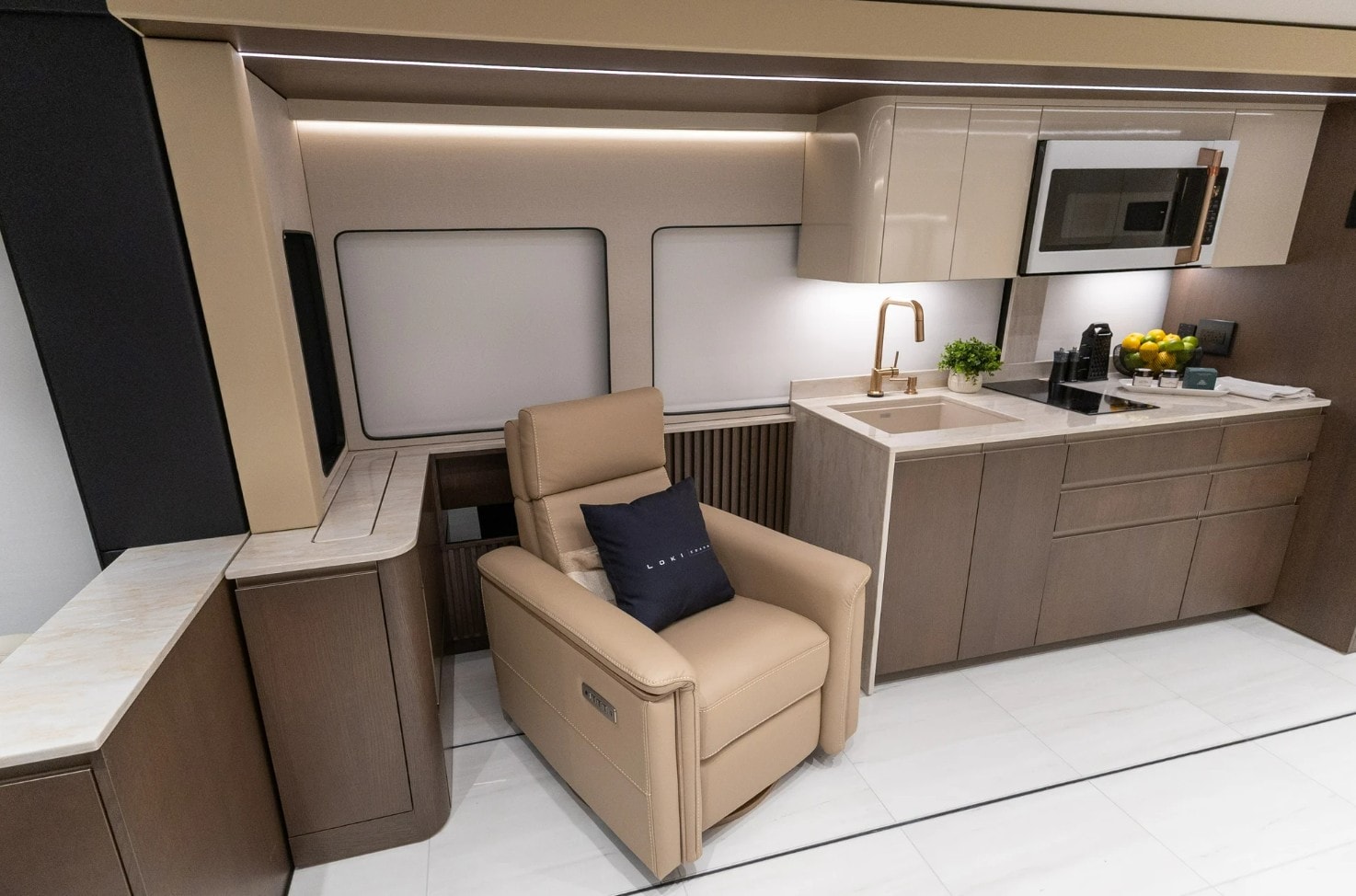 Nhà di động đẹp nhất thế giới: Như cung điện di động, giá hơn 56 tỉ, đã có người mua - Ảnh 7.