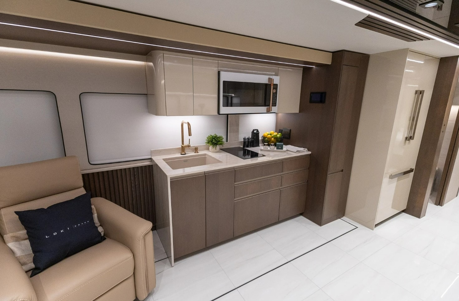 Nhà di động đẹp nhất thế giới: Như cung điện di động, giá hơn 56 tỉ, đã có người mua - Ảnh 8.