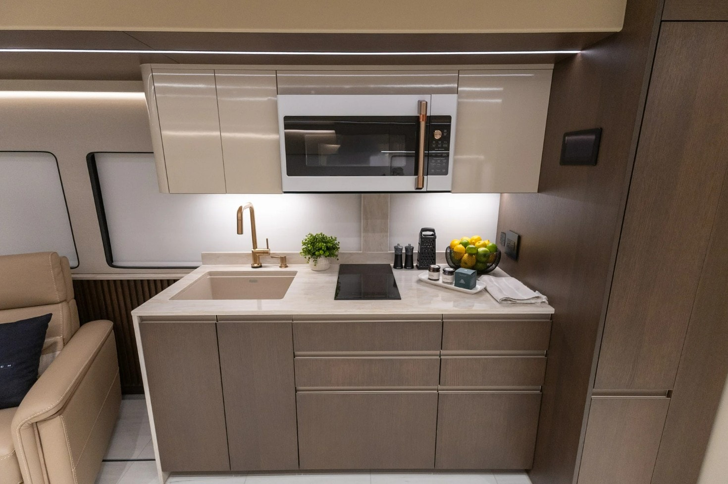 Nhà di động đẹp nhất thế giới: Như cung điện di động, giá hơn 56 tỉ, đã có người mua - Ảnh 9.