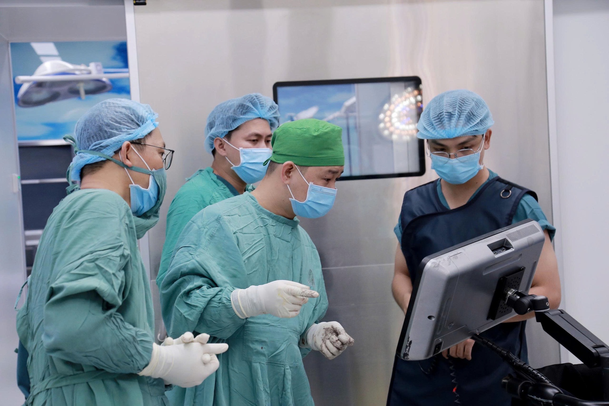 Đắp l&aacute;, một người đ&agrave;n &ocirc;ng su&yacute;t mất ch&acirc;n - Ảnh 1.