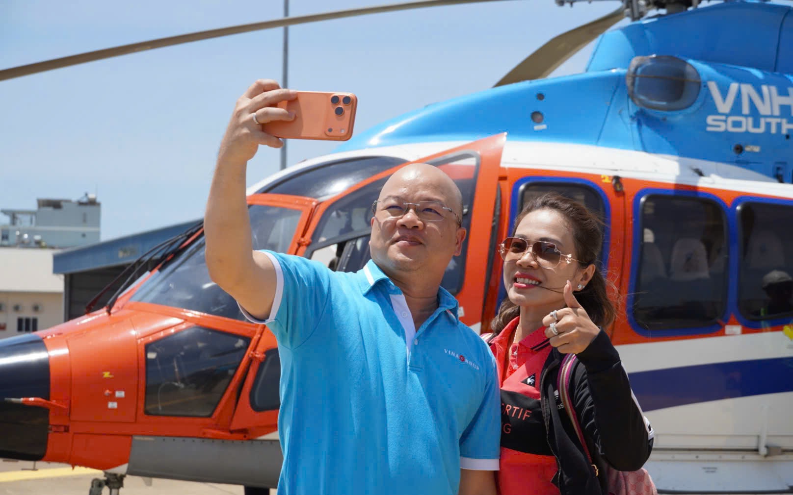 Tour trực thăng ngắm TP HCM cất c&aacute;nh - Ảnh 1.