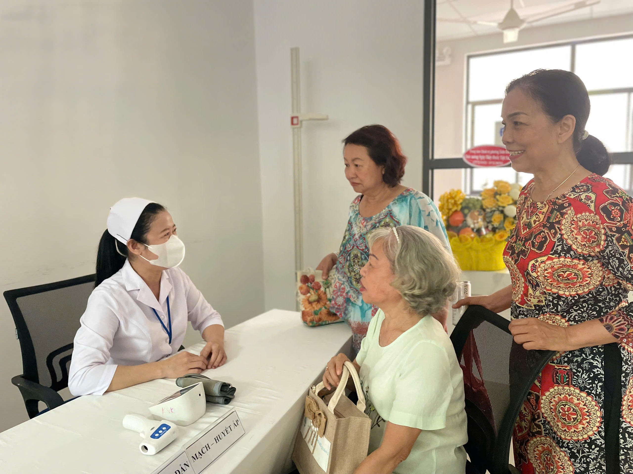 TPHCM tăng cường bác sĩ cho trạm y tế, hướng tới miễn viện phí cơ bản - Ảnh 1.