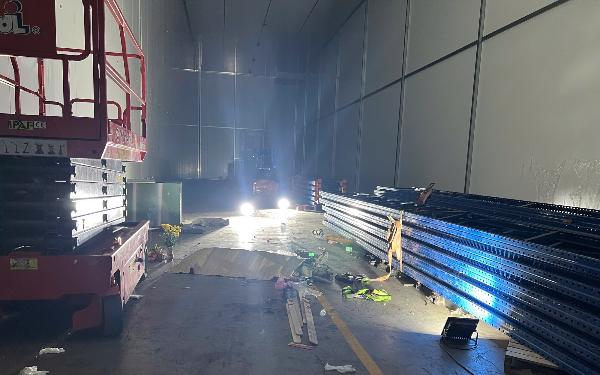 Khoảnh khắc trục vớt container rơi xuống k&ecirc;nh Chợ Gạo  - Ảnh 3.