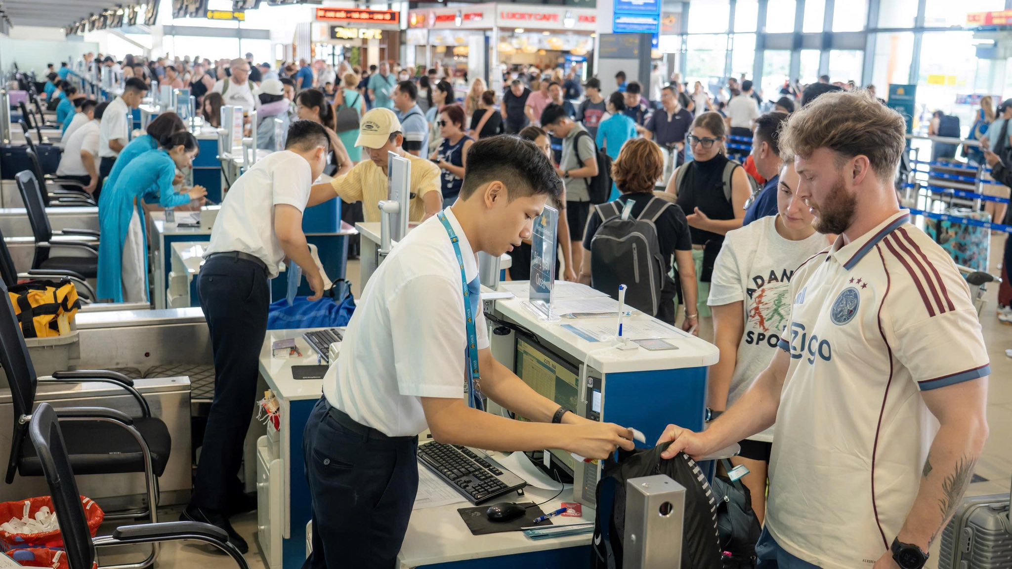 Gi&aacute; v&eacute; m&aacute;y bay trước &aacute;p lực nhi&ecirc;n liệu: Kh&ocirc;ng dồn hết g&aacute;nh nặng l&ecirc;n h&agrave;nh kh&aacute;ch - Ảnh 1.