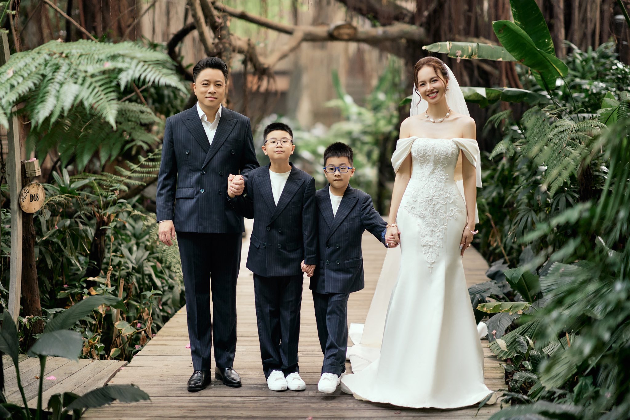 Đinh Ngọc Diệp đẹp lung linh hóa cô dâu bên Victor Vũ - Ảnh 12.