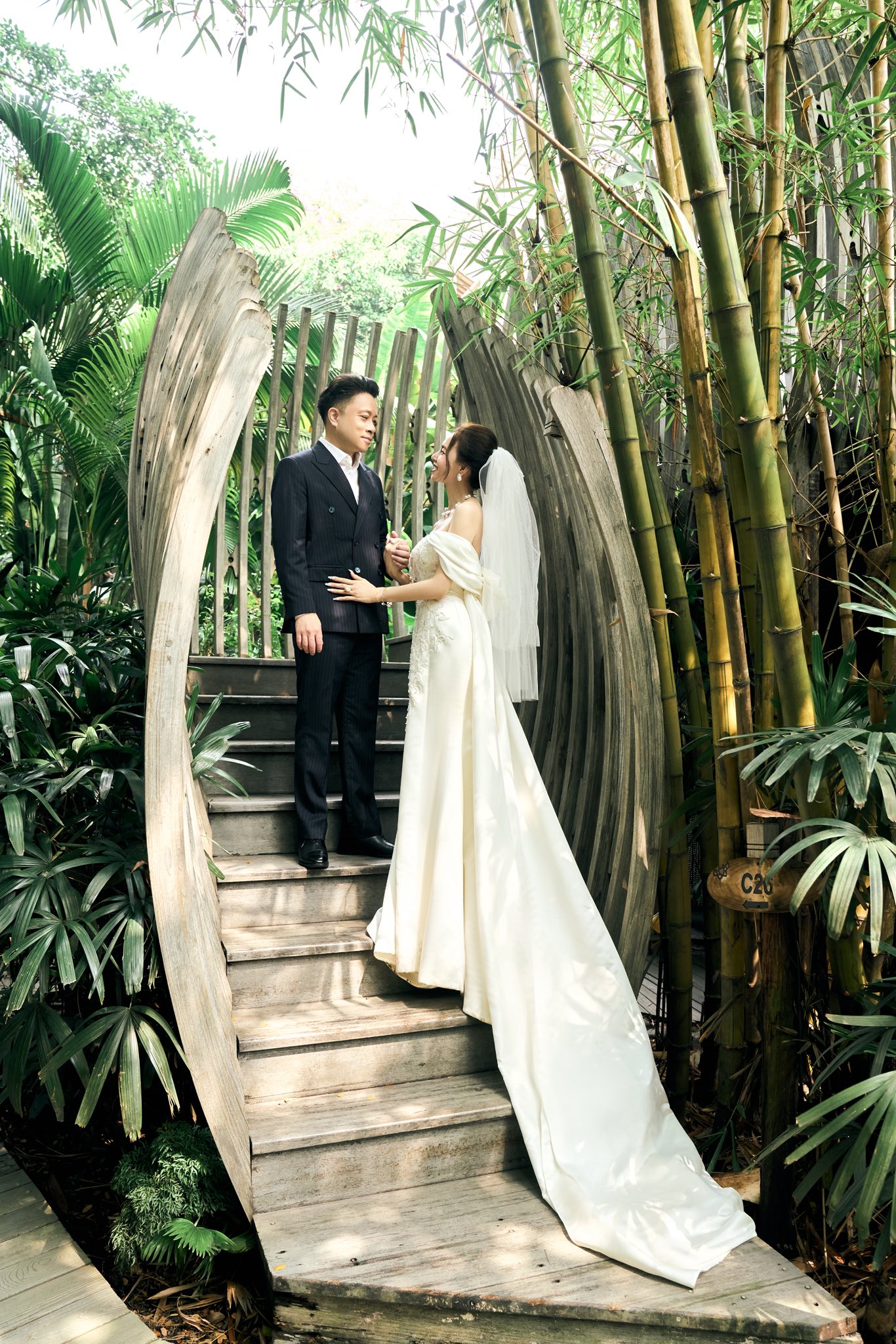 Đinh Ngọc Diệp đẹp lung linh hóa cô dâu bên Victor Vũ - Ảnh 1.