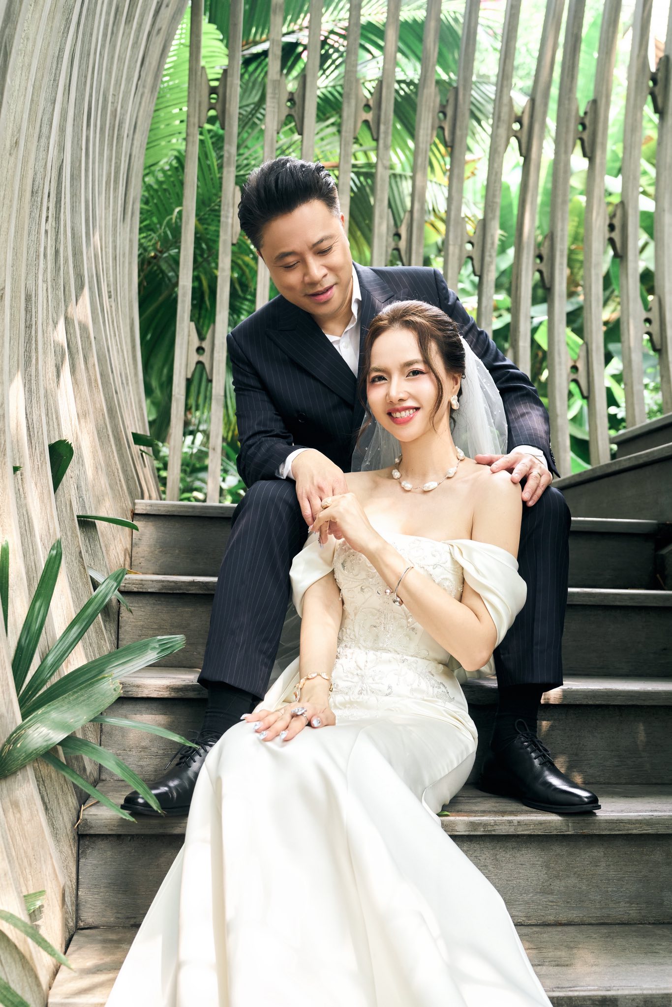 Đinh Ngọc Diệp đẹp lung linh hóa cô dâu bên Victor Vũ - Ảnh 2.