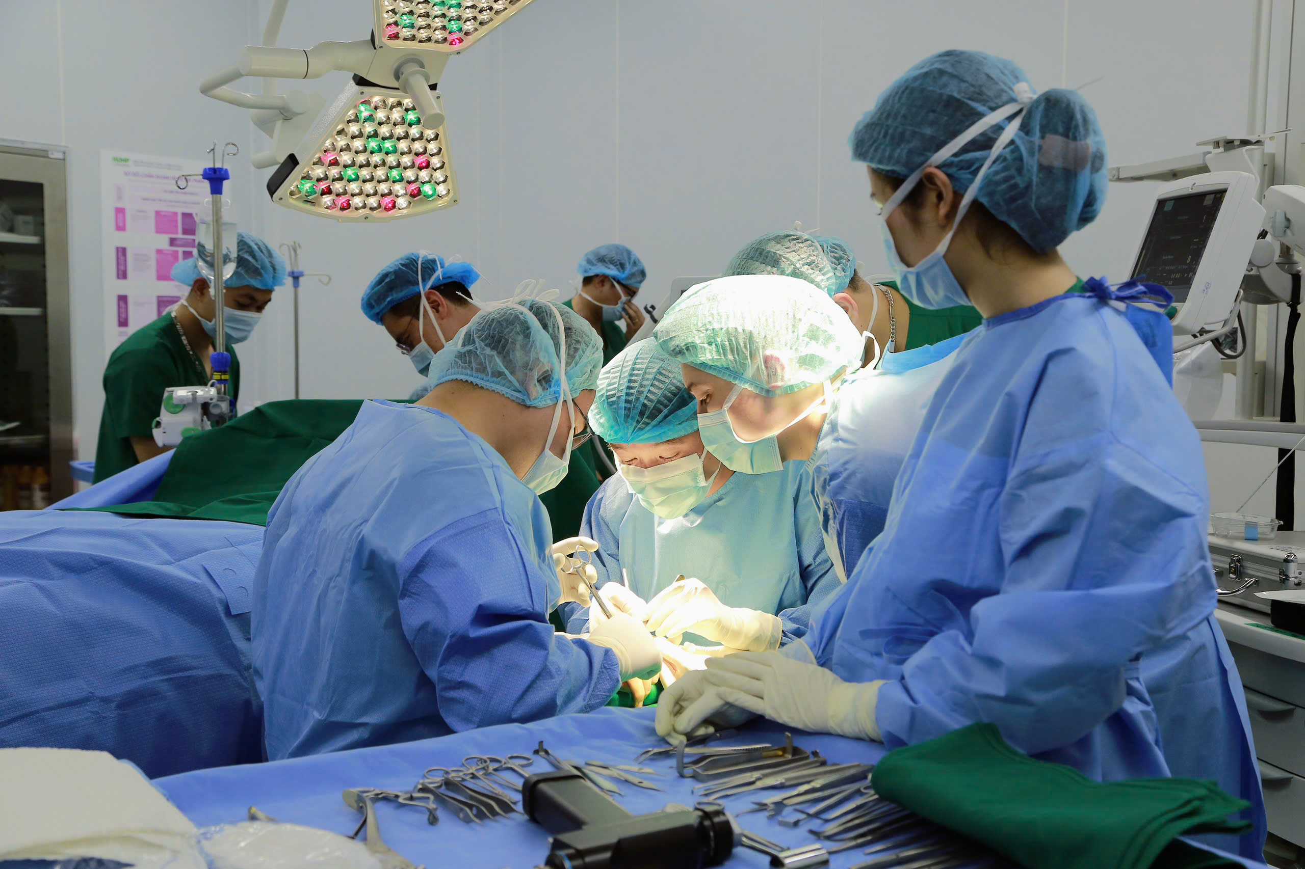 Nam sinh gãy xương bàn tay sau cú đấm boxing - Ảnh 1.