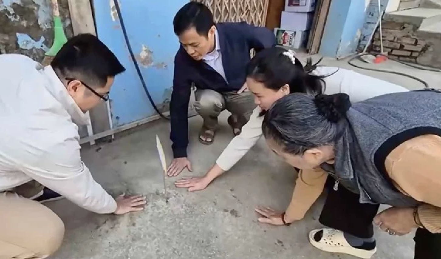 Vỉa hè Hà Nội ghi nhận nhiệt độ nóng bất thường lên Đến 50 độ C - Ảnh 1.