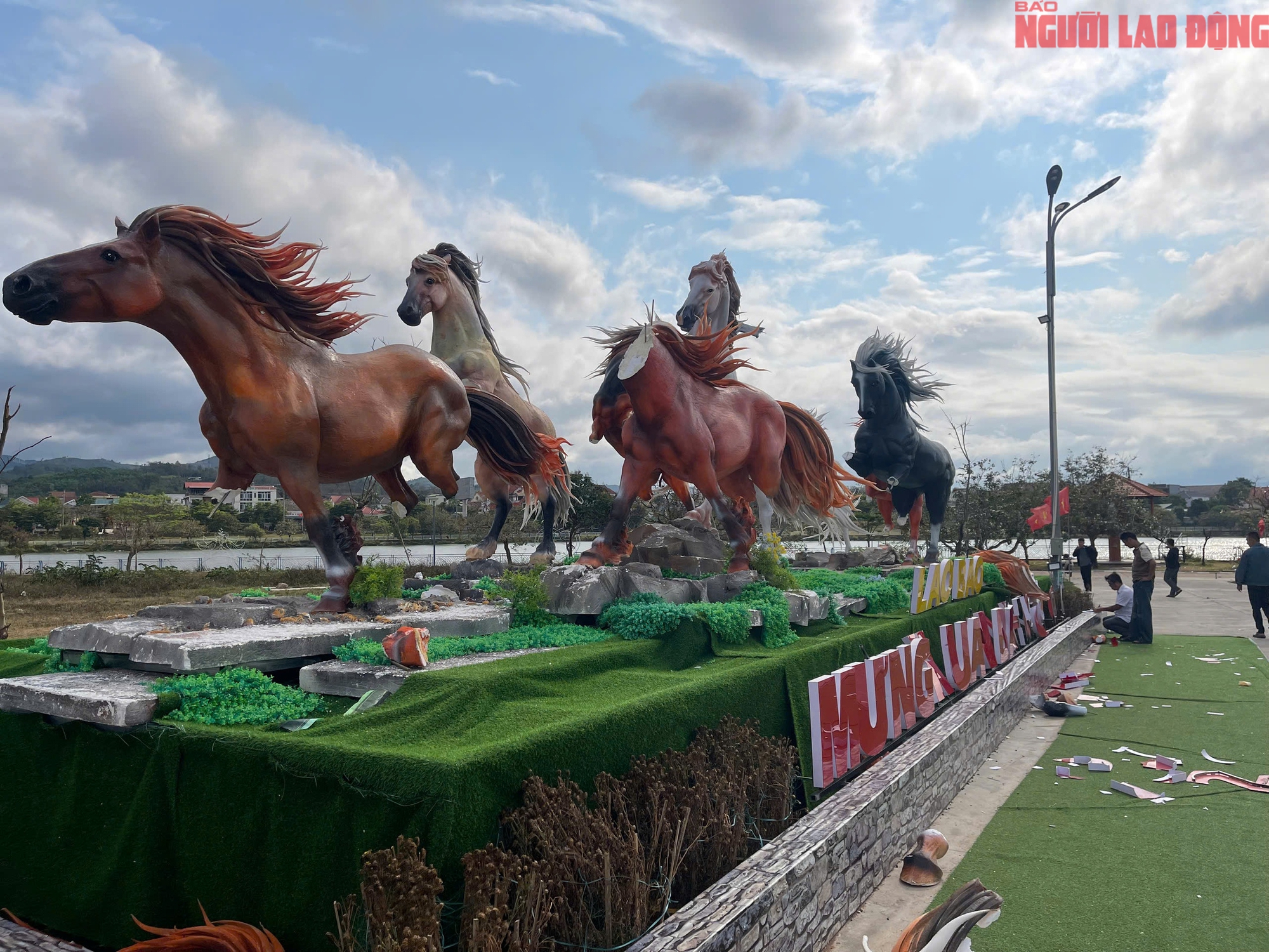 L&agrave;m r&otilde; nguy&ecirc;n nh&acirc;n nhiều linh vật ngựa ở Quảng Trị bị hư hỏng bất thường - Ảnh 2.