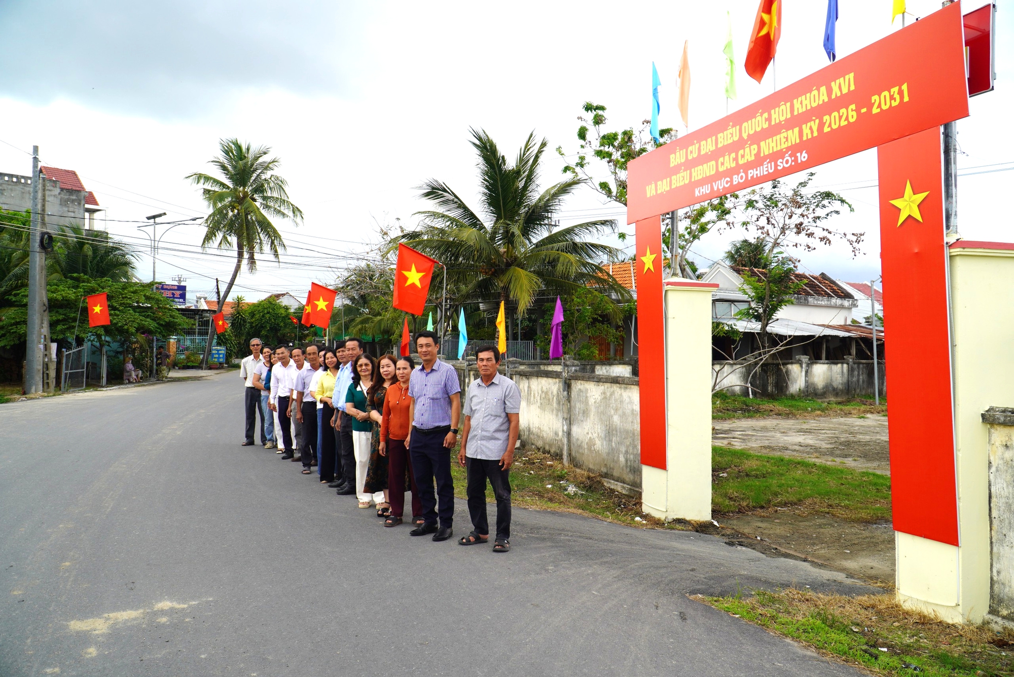 Khánh thành "Đường cờ Tổ quốc" dài 3,5 km chào mừng ngày bầu cử - Ảnh 2.