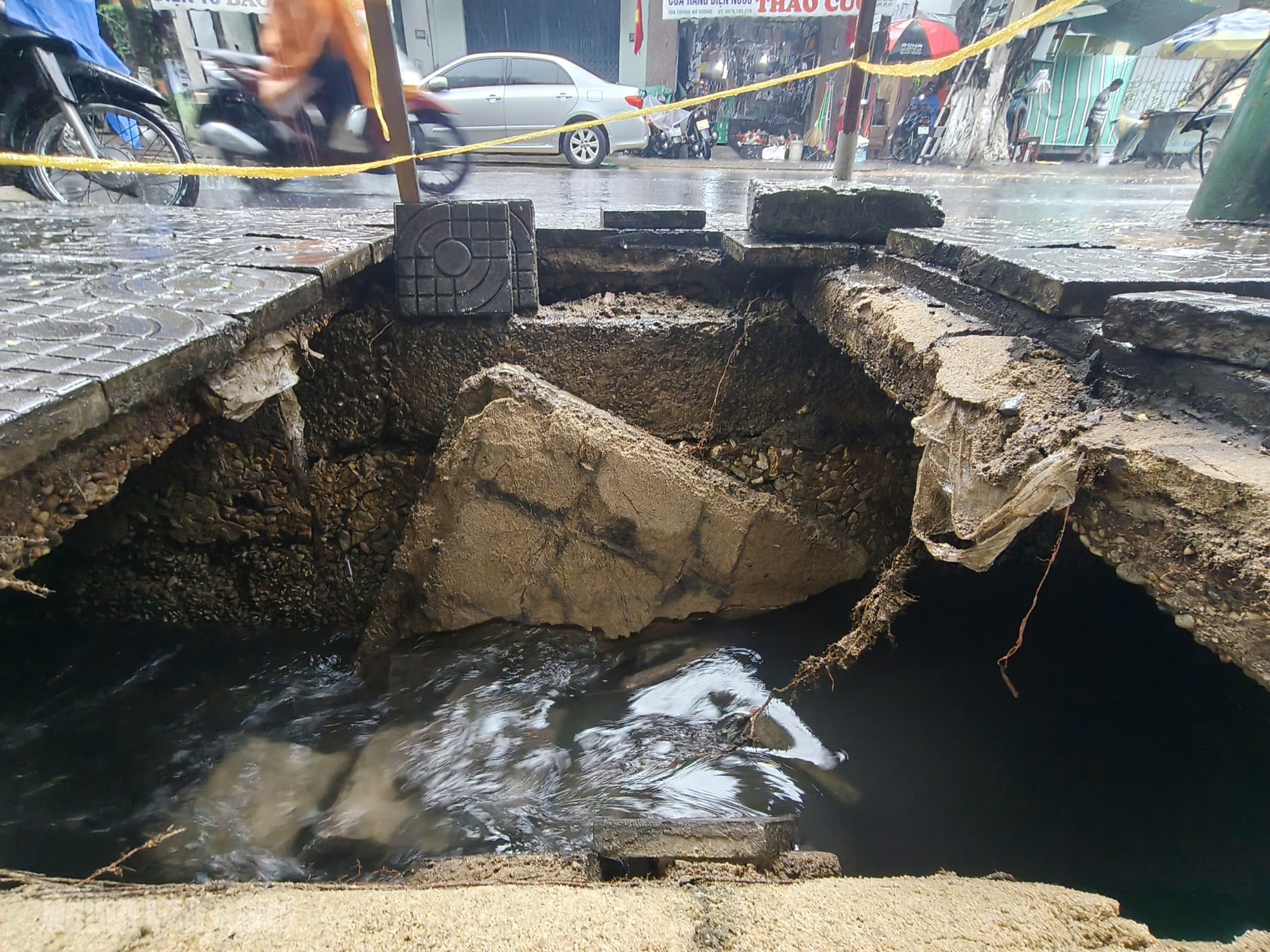 Vỉa h&egrave; Đ&agrave; Nẵng bất ngờ sụp xuống: Cảnh tượng Th&oacute;t tim trong v&agrave;i gi&acirc;y - Ảnh 1.