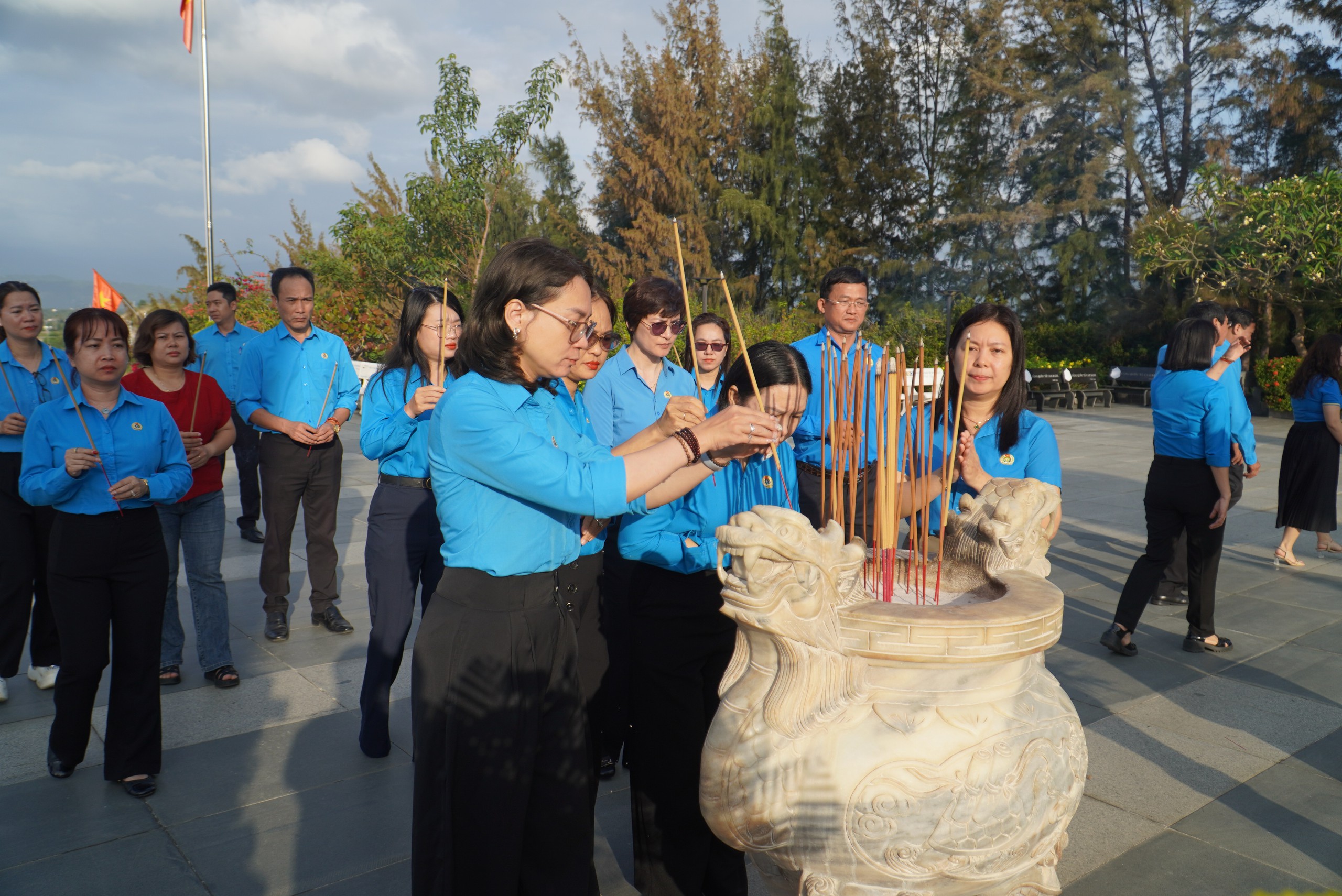 Tổ chức lễ viếng, dâng hương tưởng niệm tại Khu tưởng niệm Chiến sĩ Gạc Ma - Ảnh 3.