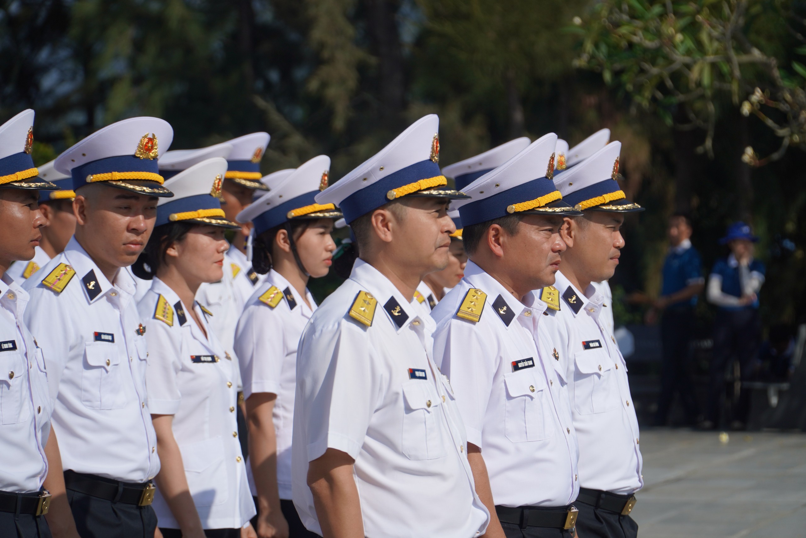 Tổ chức lễ viếng, dâng hương tưởng niệm tại Khu tưởng niệm Chiến sĩ Gạc Ma - Ảnh 6.