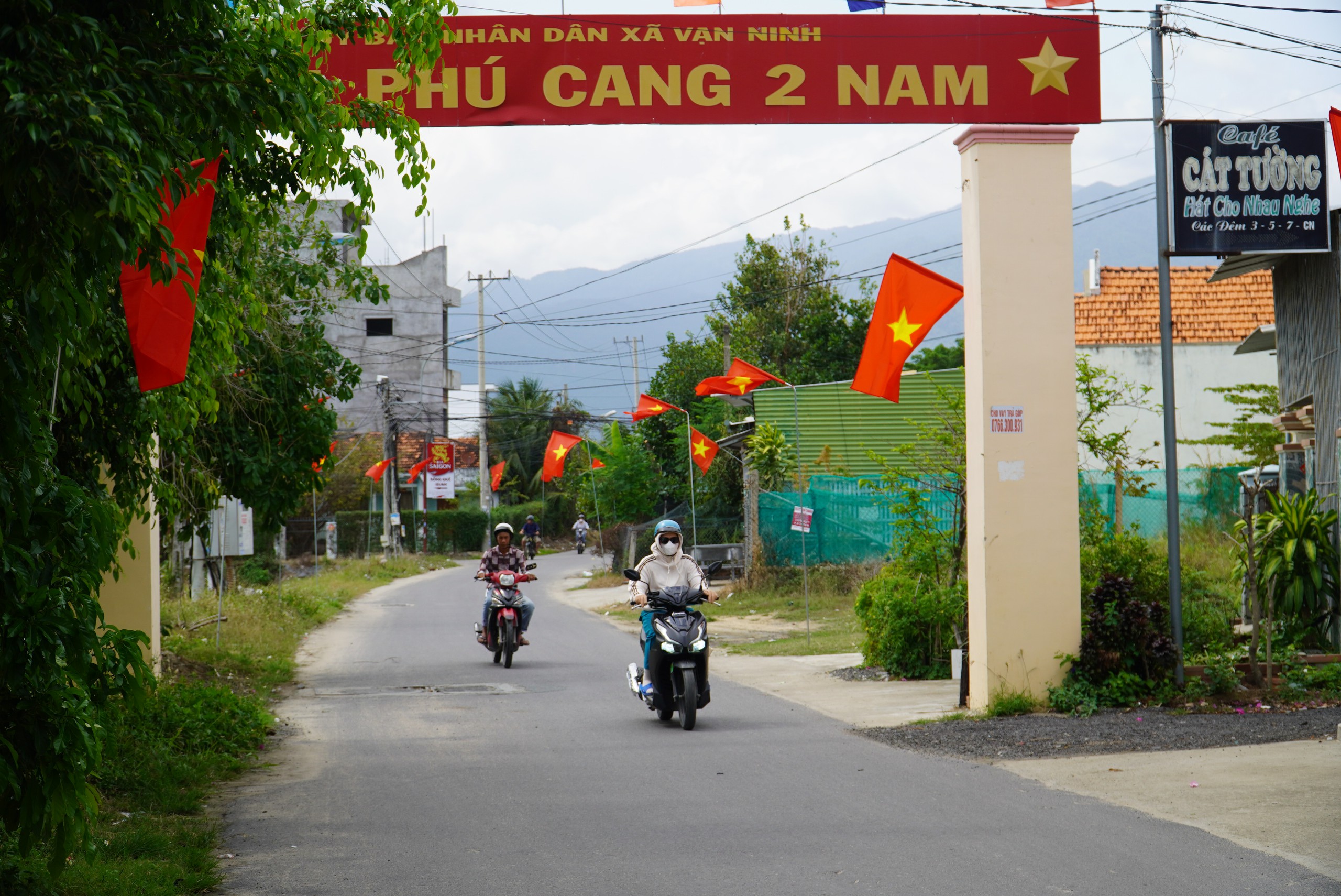 Khánh thành "Đường cờ Tổ quốc" dài 3,5 km chào mừng ngày bầu cử - Ảnh 4.