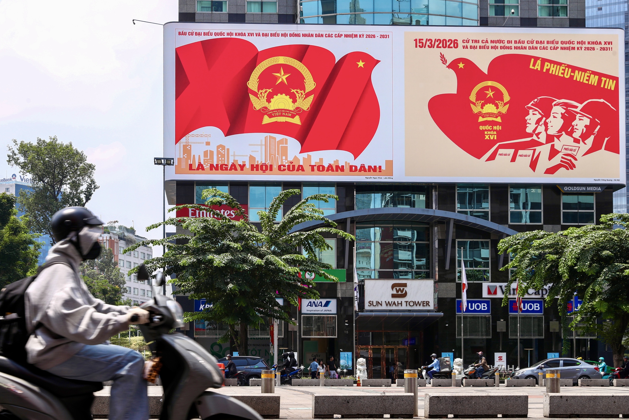 TPHCM rực rỡ cờ hoa trước ngày bầu cử - Ảnh 8.