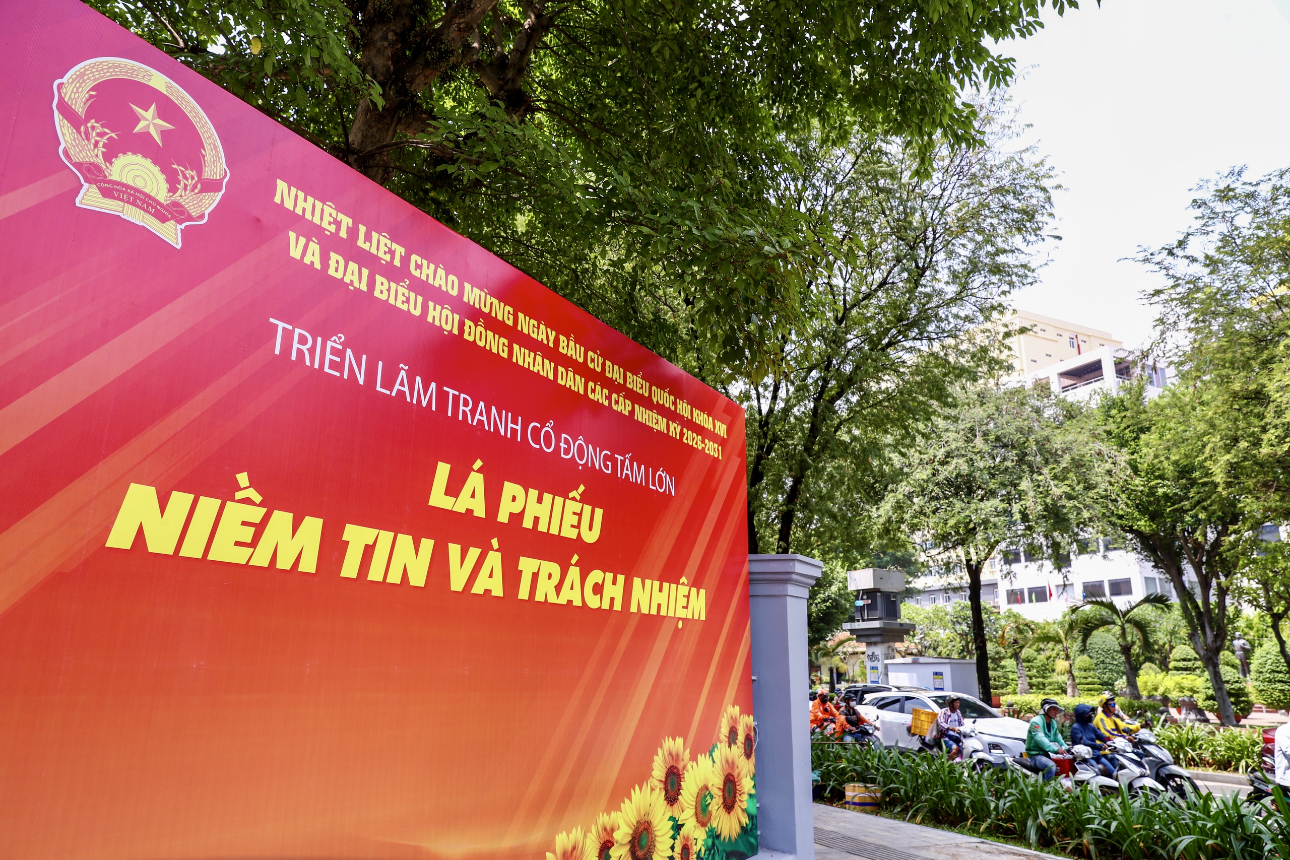 TPHCM rực rỡ cờ hoa ch&agrave;o mừng bầu cử Quốc hội kh&oacute;a XVI 2026 - Ảnh 12.