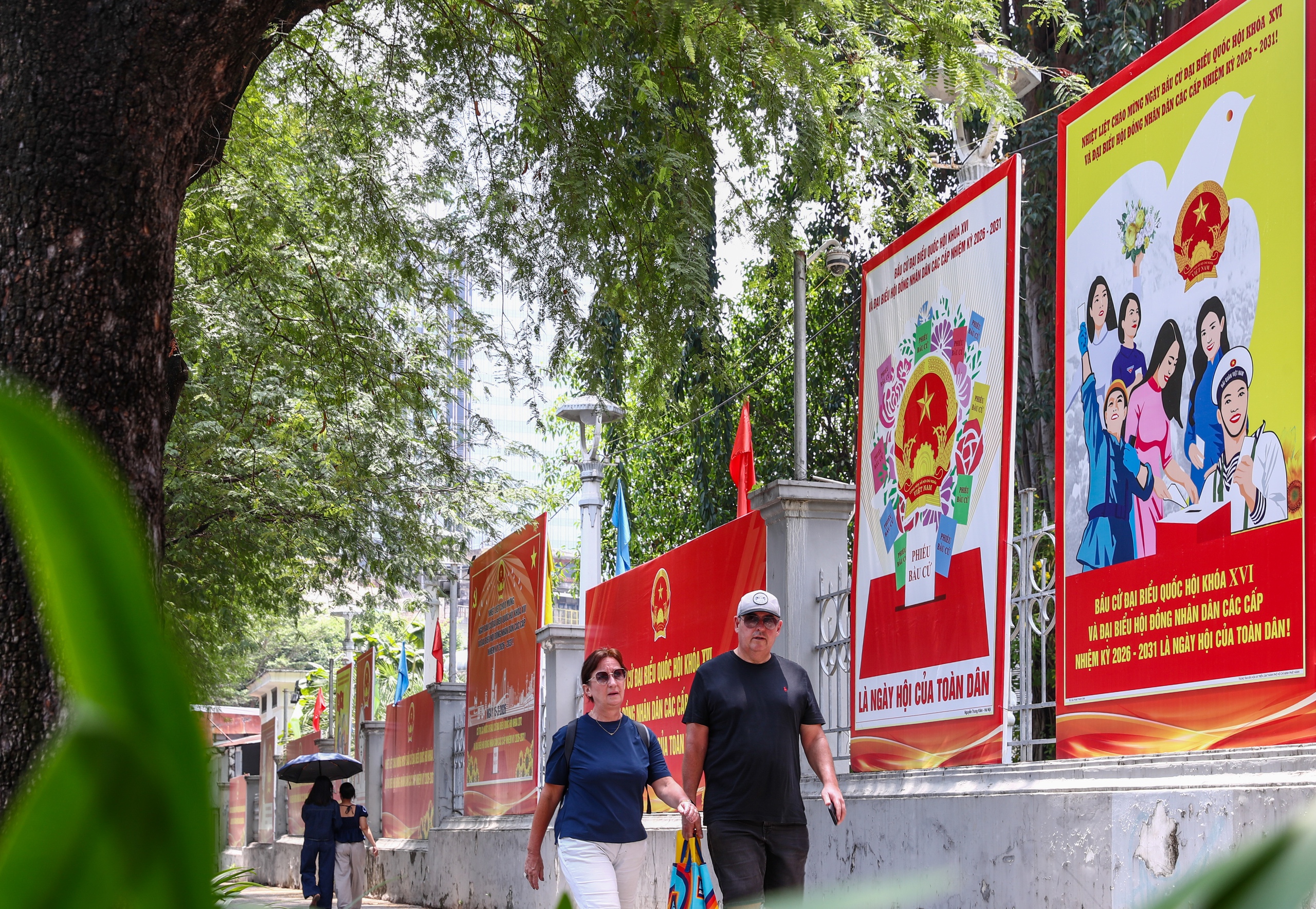 TPHCM rực rỡ cờ hoa ch&agrave;o mừng bầu cử Quốc hội kh&oacute;a XVI 2026 - Ảnh 13.