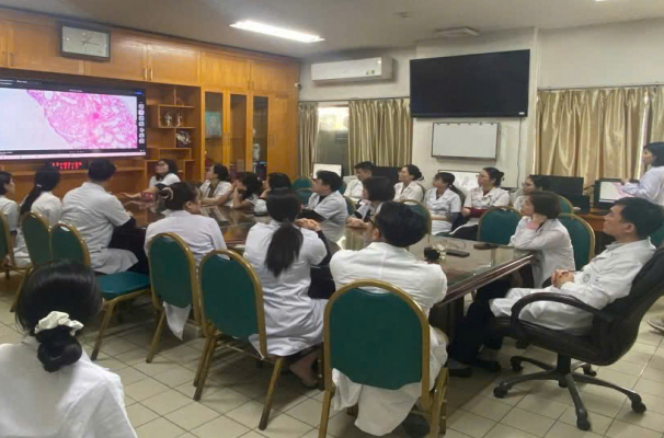 Nữ sinh 17 tuổi nguy kịch sau 24 giờ v&igrave; bệnh hiếm gặp - Ảnh 4.