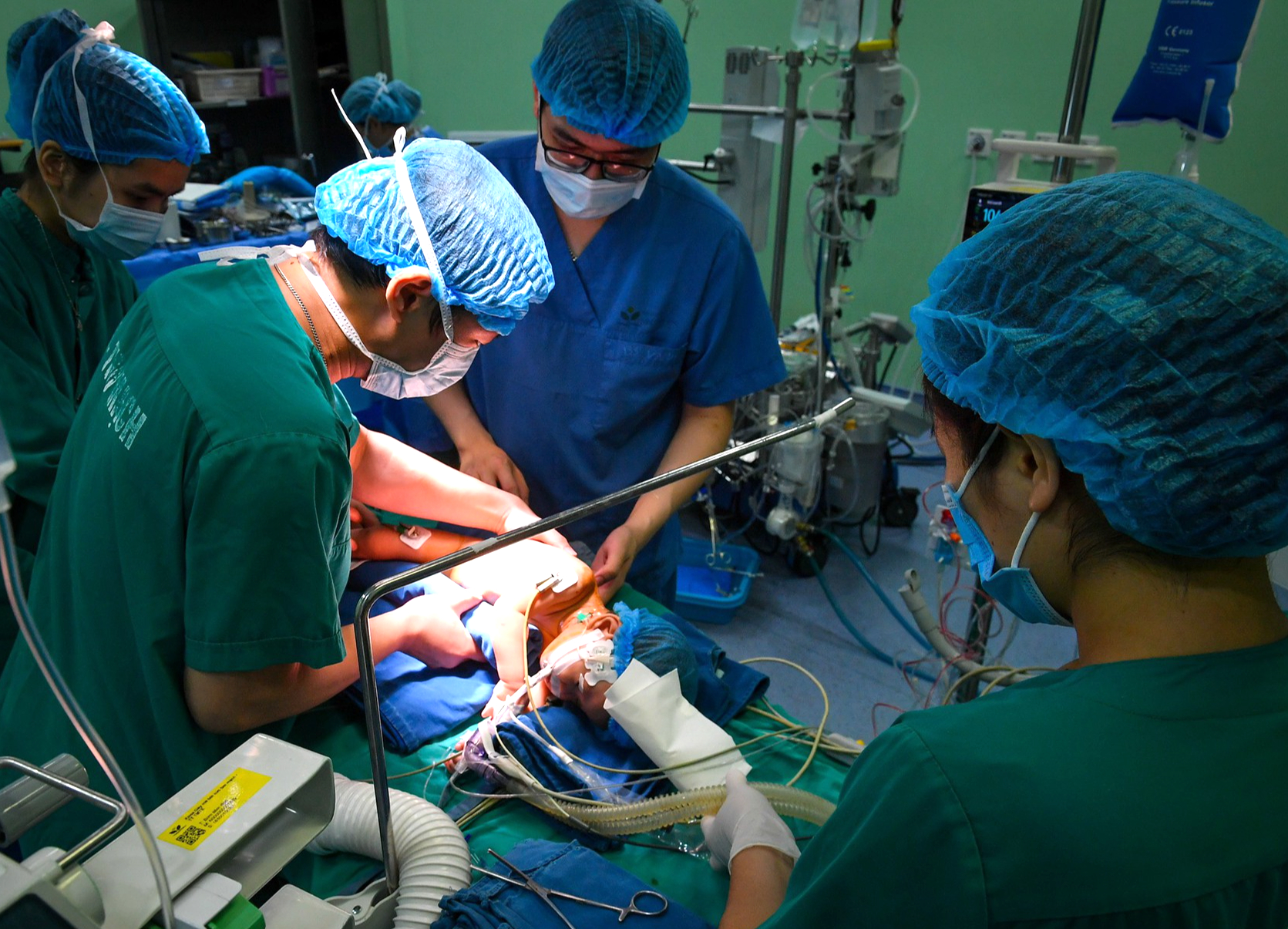 Phẫu thuật tim bẩm sinh tại Việt Nam rẻ bằng 1/10 Mỹ - Ảnh 2.