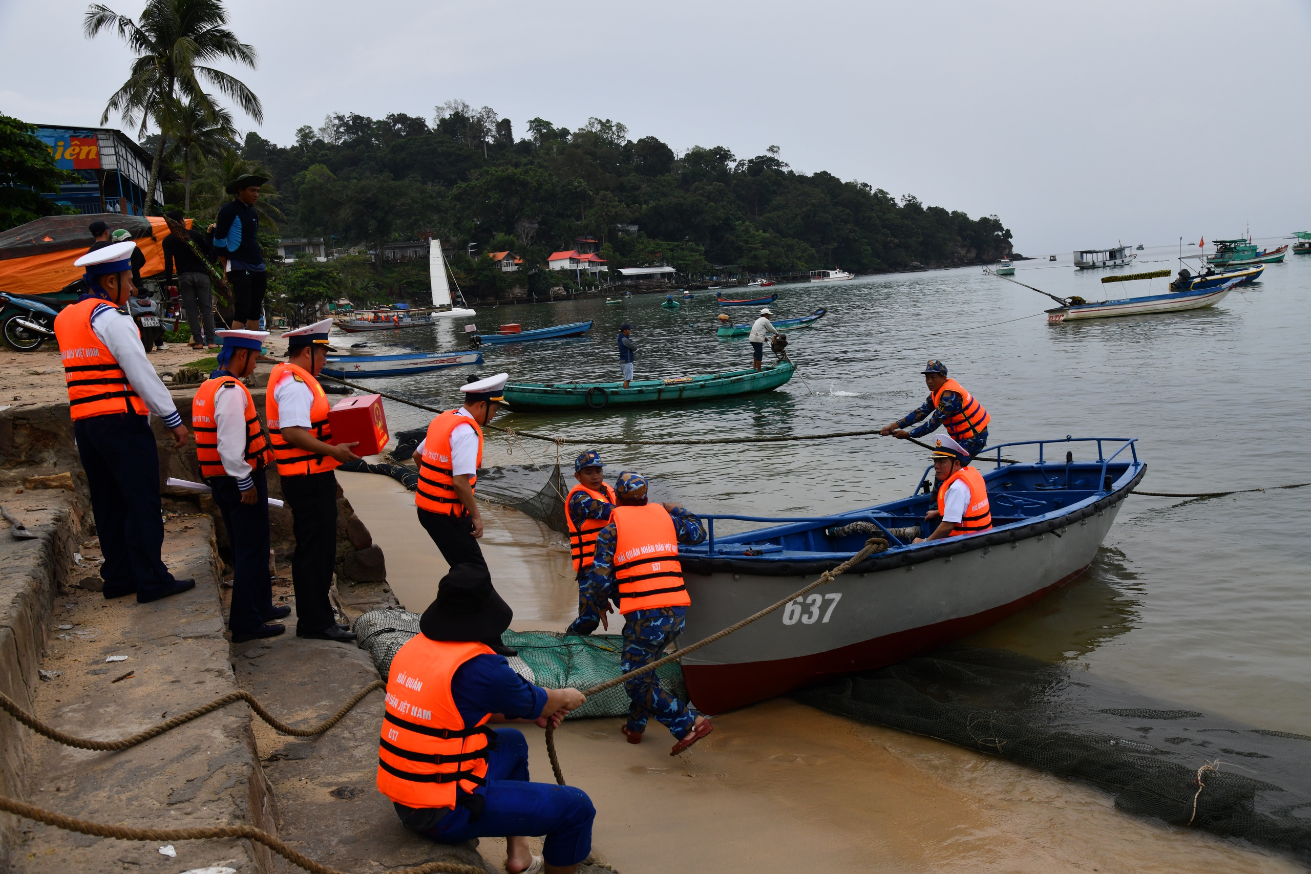 Bầu cử sớm tại đặc khu Ph&uacute; Quốc: Quyền v&agrave; nghĩa vụ c&ocirc;ng d&acirc;n được thực hiện đầy đủ - Ảnh 7.