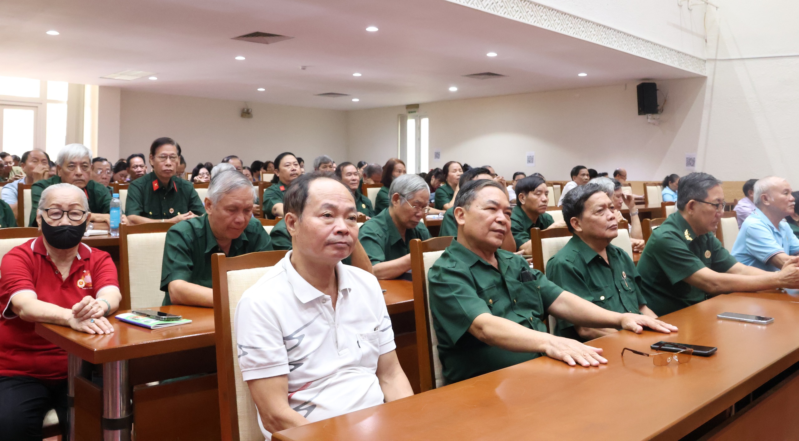 &Ocirc;ng Ho&agrave;ng Vũ Thảnh lắng nghe cử tri TPHCM để phục vụ người d&acirc;n tốt hơn năm 2026 - Ảnh 2.