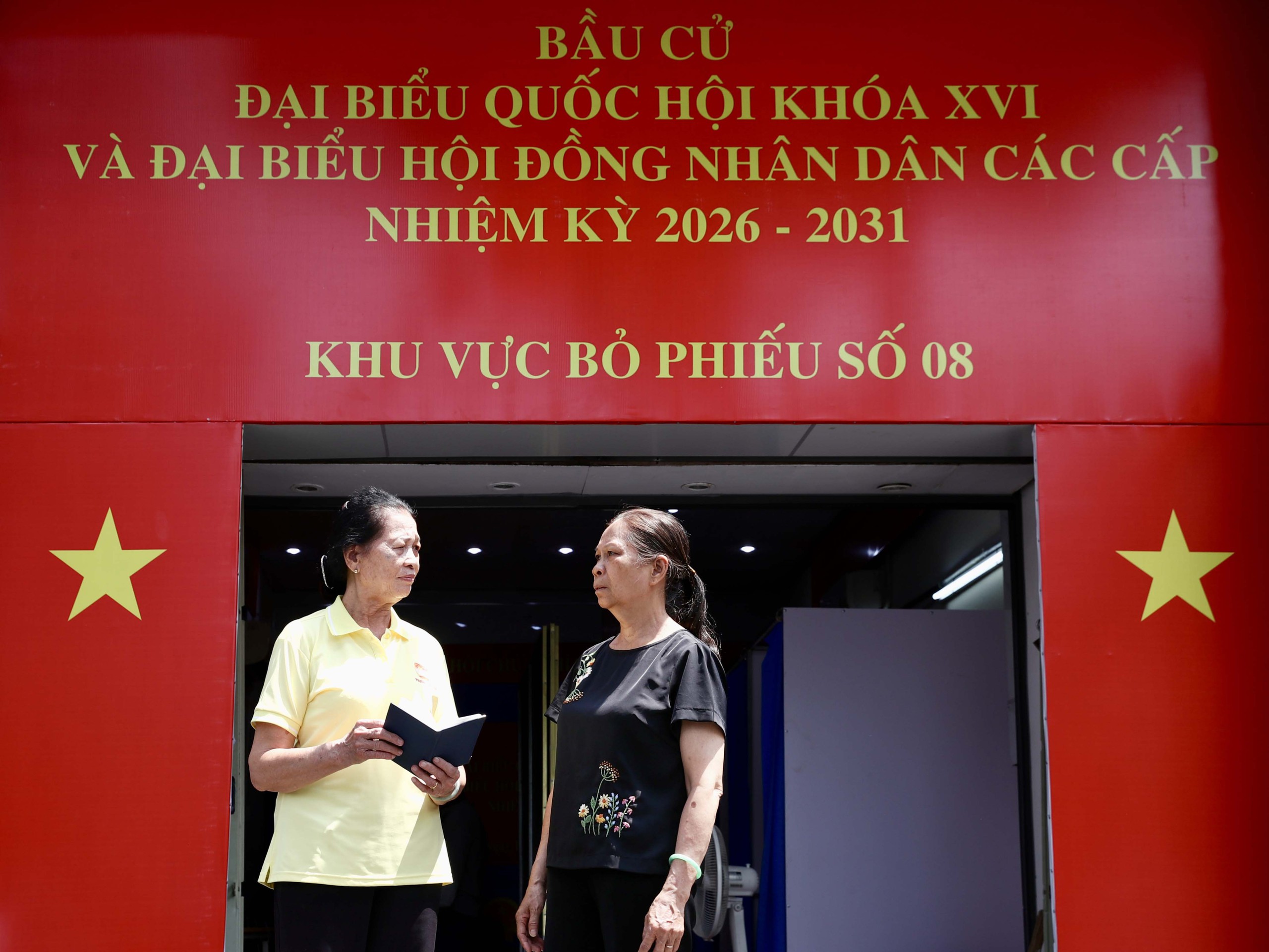 TPHCM rực rỡ cờ hoa trước ngày bầu cử - Ảnh 14.