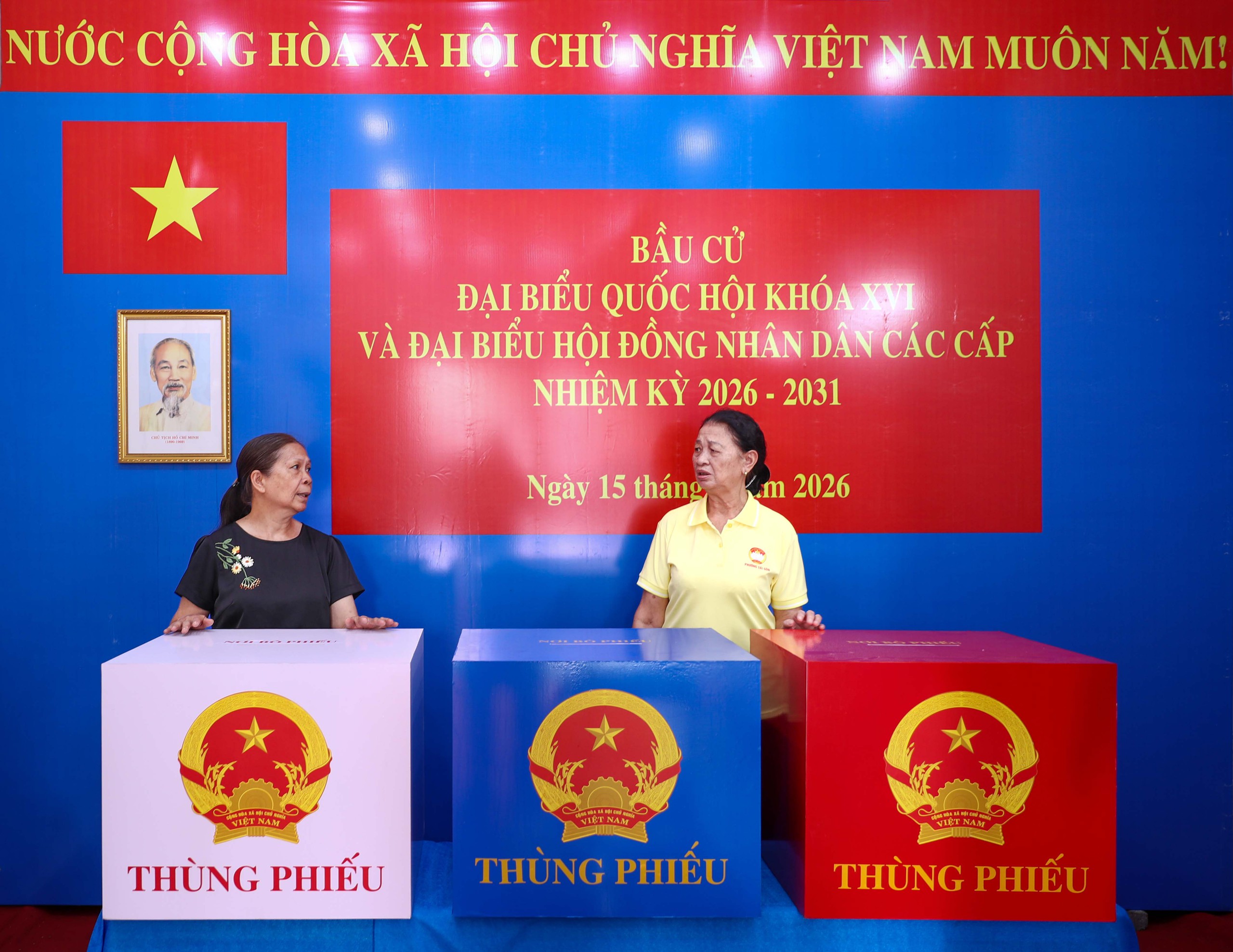 TPHCM rực rỡ cờ hoa ch&agrave;o mừng bầu cử Quốc hội kh&oacute;a XVI 2026 - Ảnh 15.