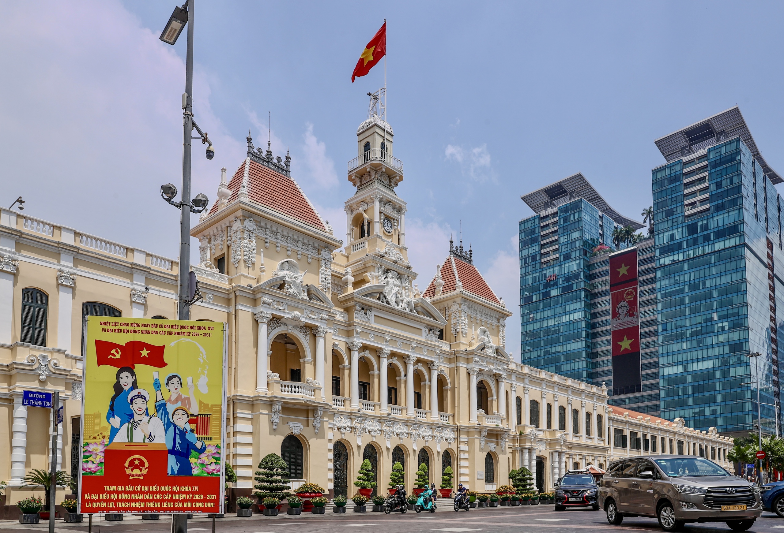 TPHCM rực rỡ cờ hoa trước ngày bầu cử - Ảnh 2.