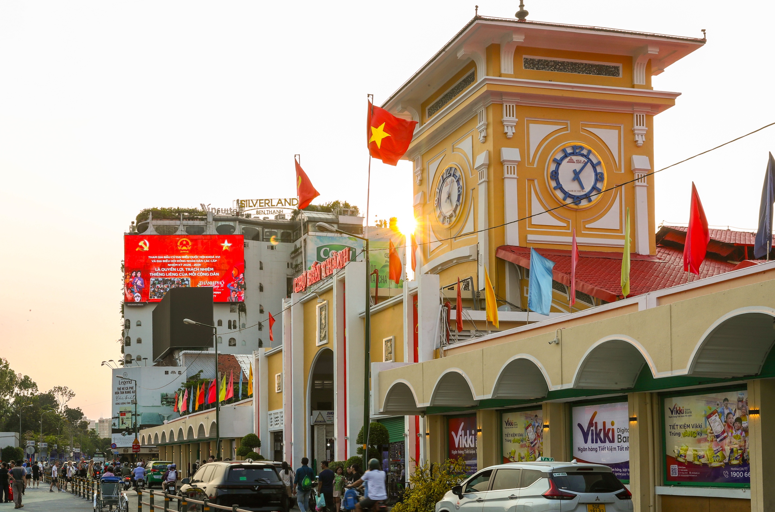 TPHCM rực rỡ cờ hoa trước ngày bầu cử - Ảnh 23.