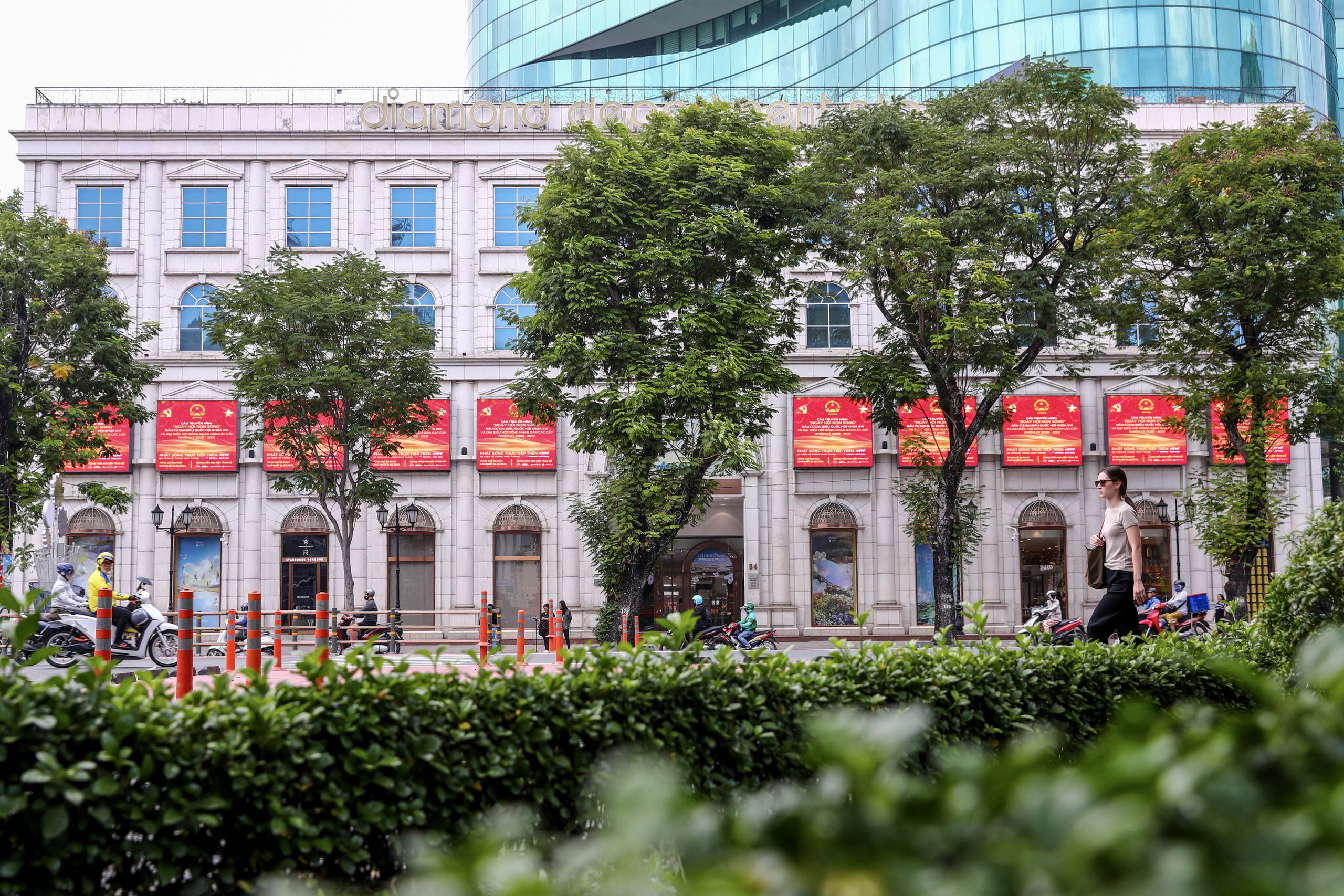 TPHCM rực rỡ cờ hoa trước ngày bầu cử - Ảnh 11.