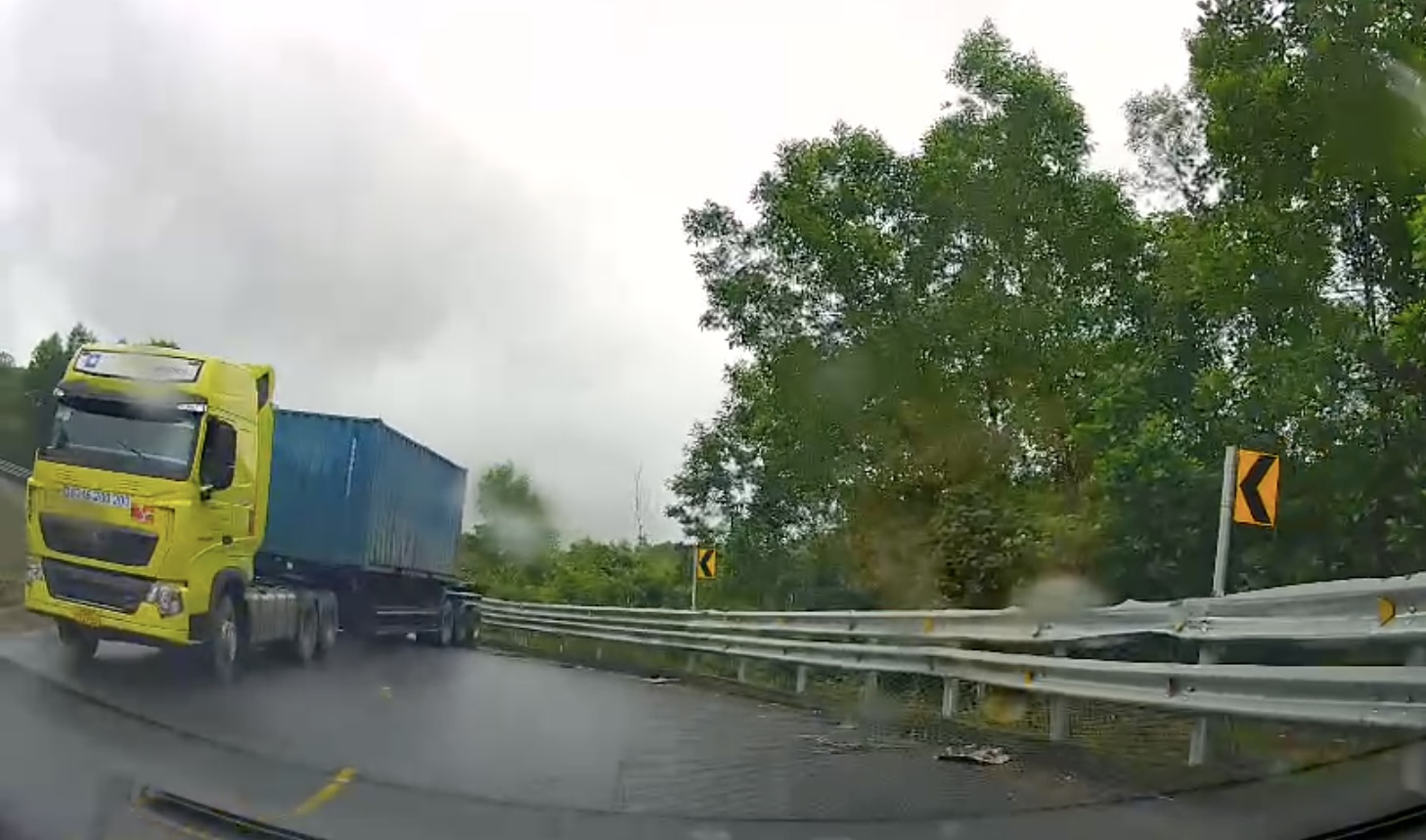 Sau pha lùi xe tạo "viral" trên mạng xã hội, tài xế ô tô con chia sẻ kinh nghiệm gi? - Ảnh 1.