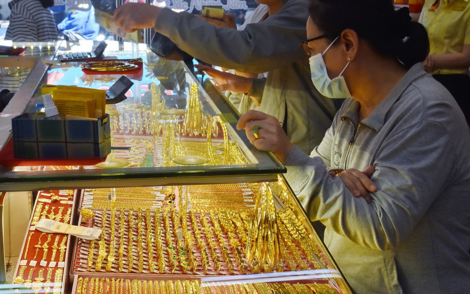 S&aacute;ng 13-3, gi&aacute; v&agrave;ng miếng SJC, v&agrave;ng nhẫn tiếp tục giảm - Ảnh 1.