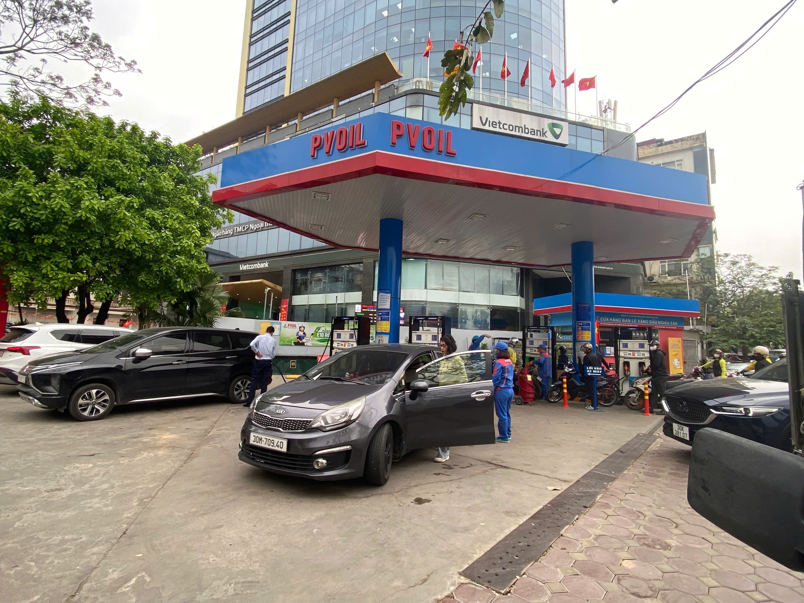 Giá xăng dầu giảm sâu , cây xăng Hà Nội vắng vẻ Trong năm 2026 - Ảnh 3. Giá xăng dầu giảm sâu , cây xăng Hà Nội vắng vẻ Trong năm 2026 - Ảnh 3.