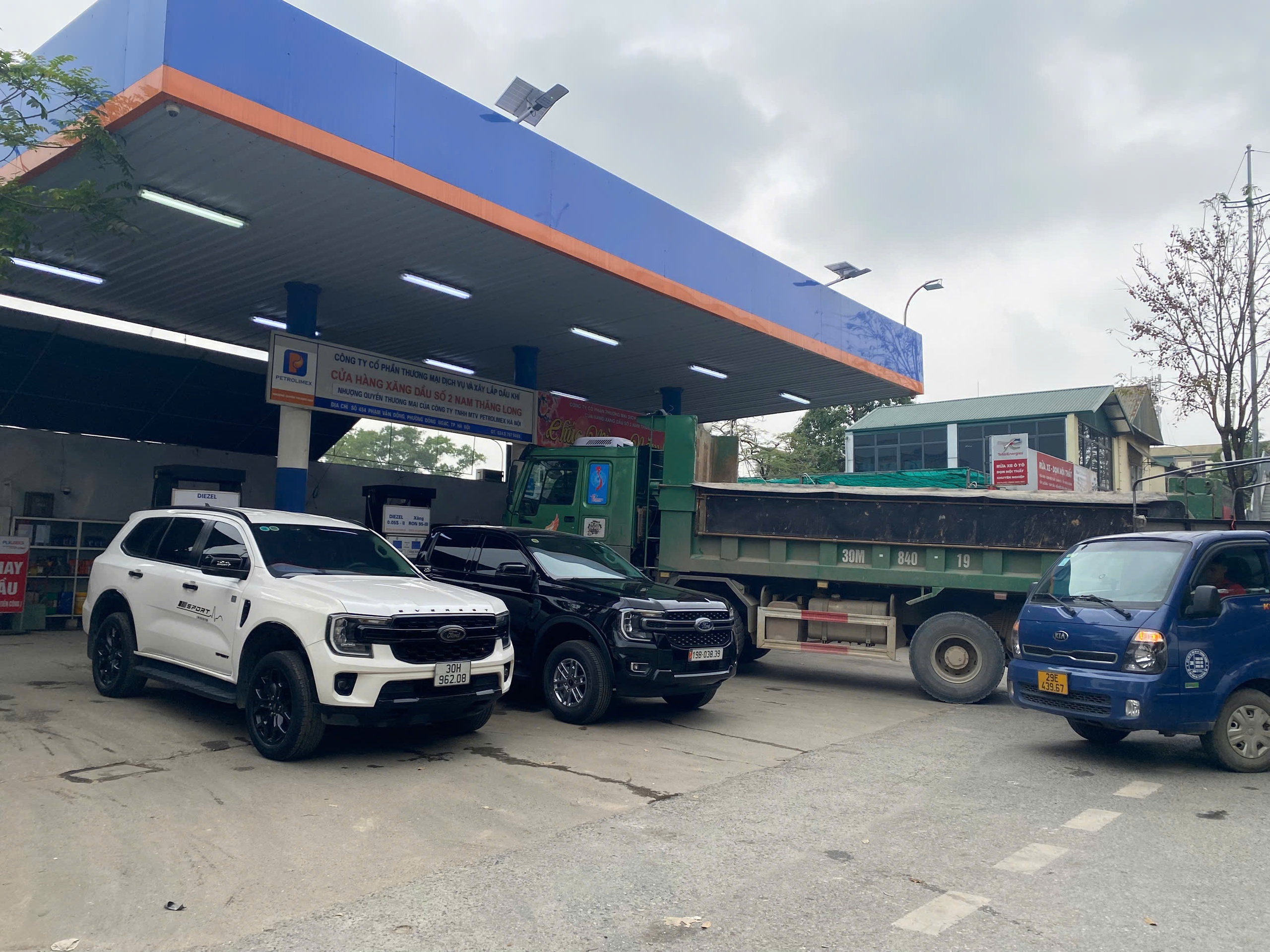 Giá xăng dầu giảm sâu , cây xăng Hà Nội vắng vẻ Trong năm 2026 - Ảnh 5. Giá xăng dầu giảm sâu , cây xăng Hà Nội vắng vẻ Trong năm 2026 - Ảnh 5.