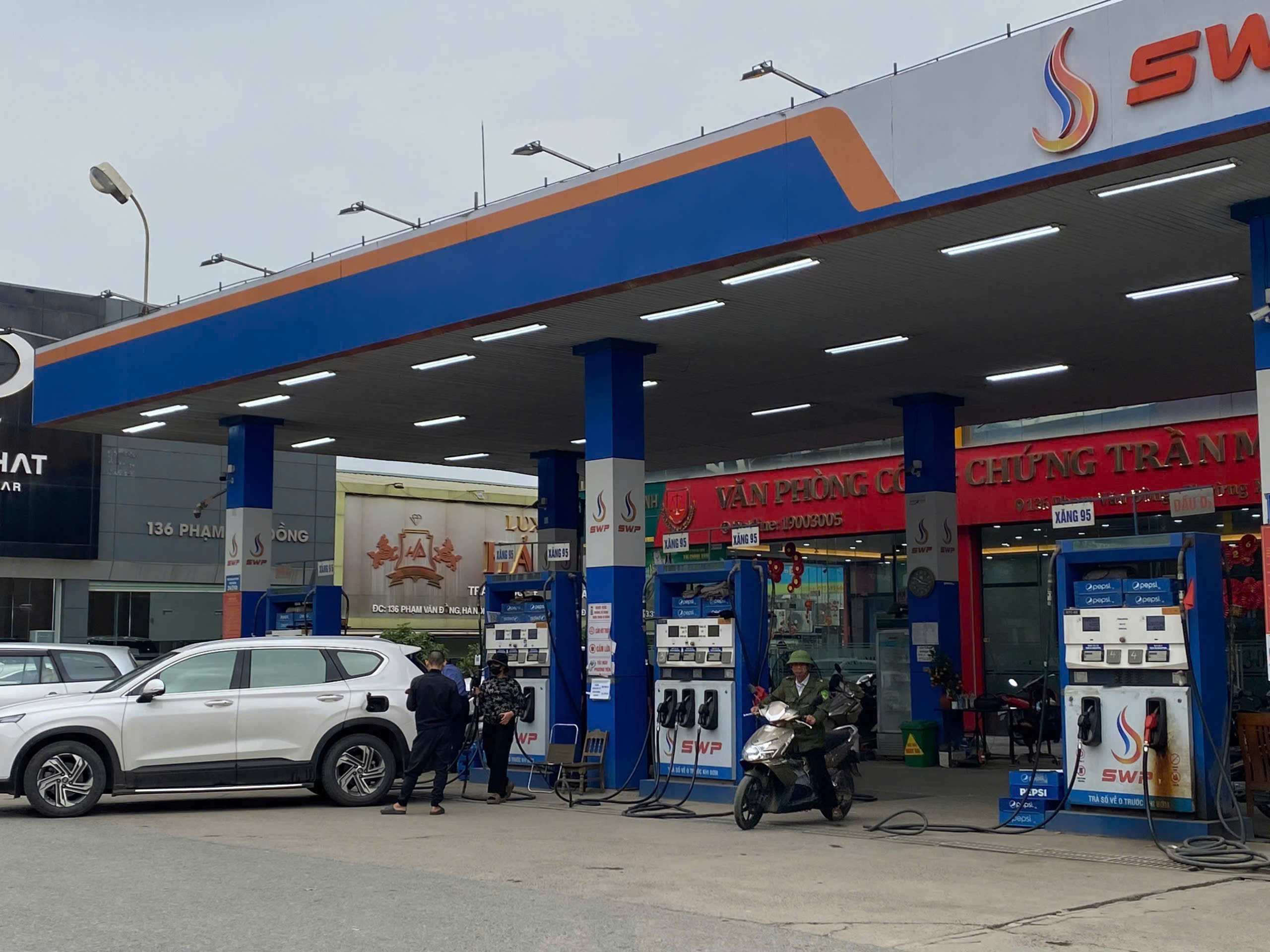 Giá xăng dầu giảm sâu , cây xăng Hà Nội vắng vẻ Trong năm 2026 - Ảnh 4. Giá xăng dầu giảm sâu , cây xăng Hà Nội vắng vẻ Trong năm 2026 - Ảnh 4.