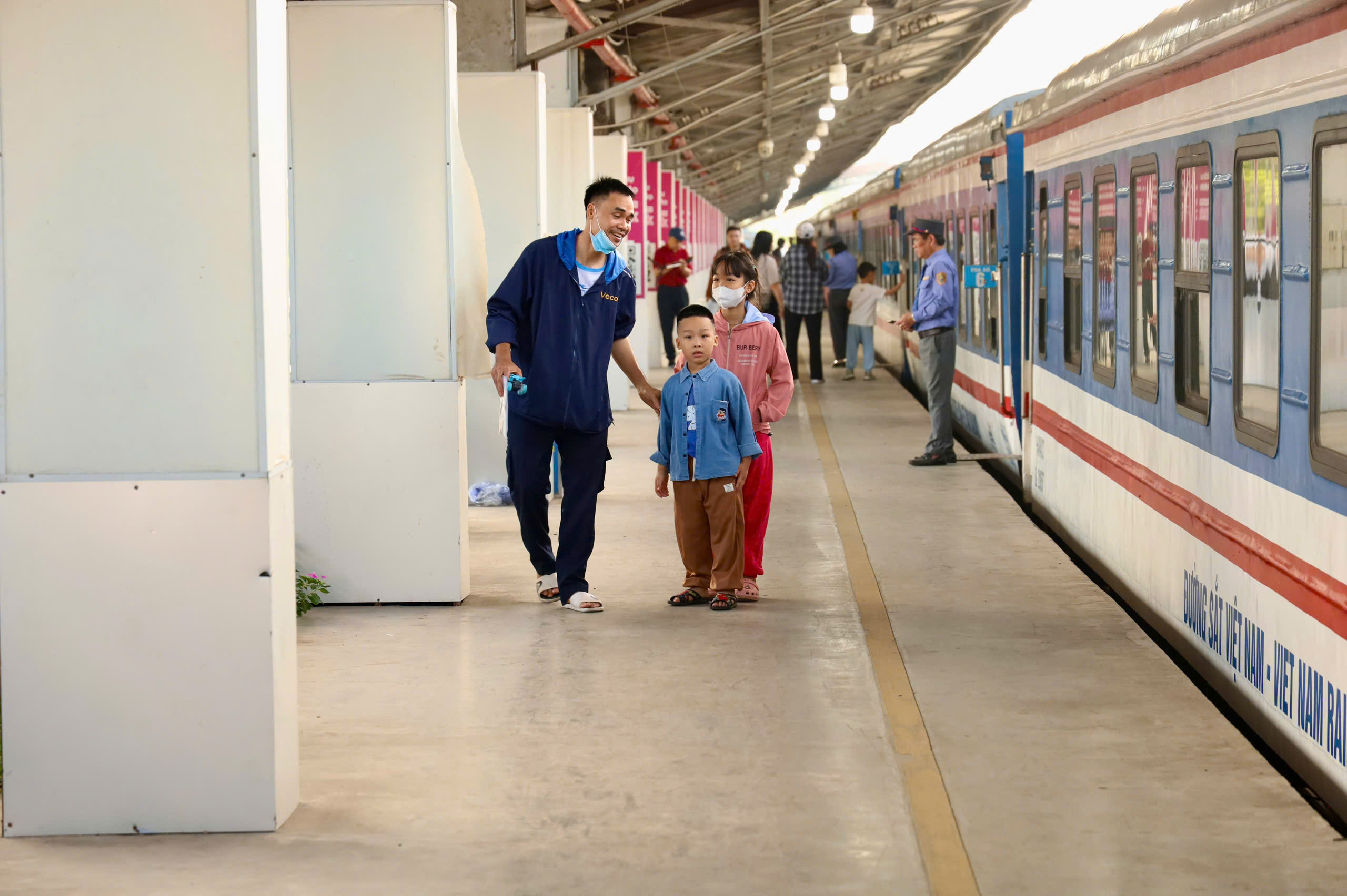 Từ 13-3, giá vé tàu hỏa và cước hàng hóa đồng loạt giảm - Ảnh 1.