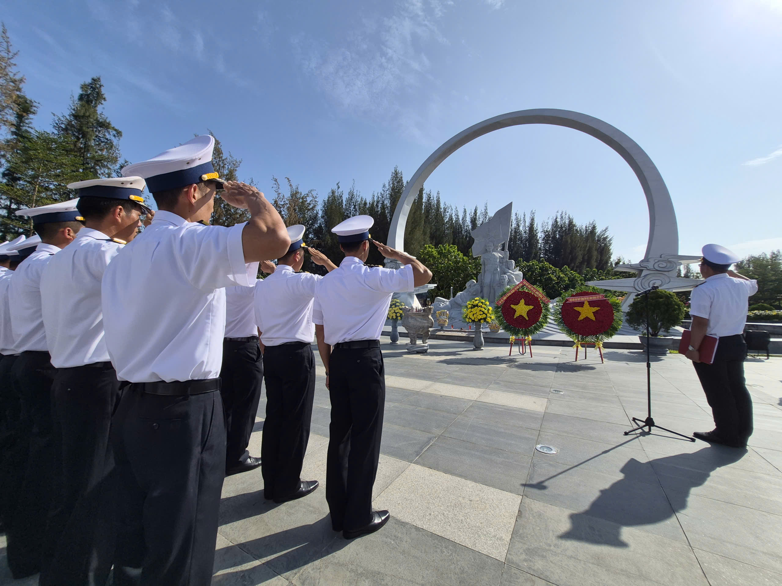 Tổ chức lễ viếng, dâng hương tưởng niệm tại Khu tưởng niệm Chiến sĩ Gạc Ma - Ảnh 7.