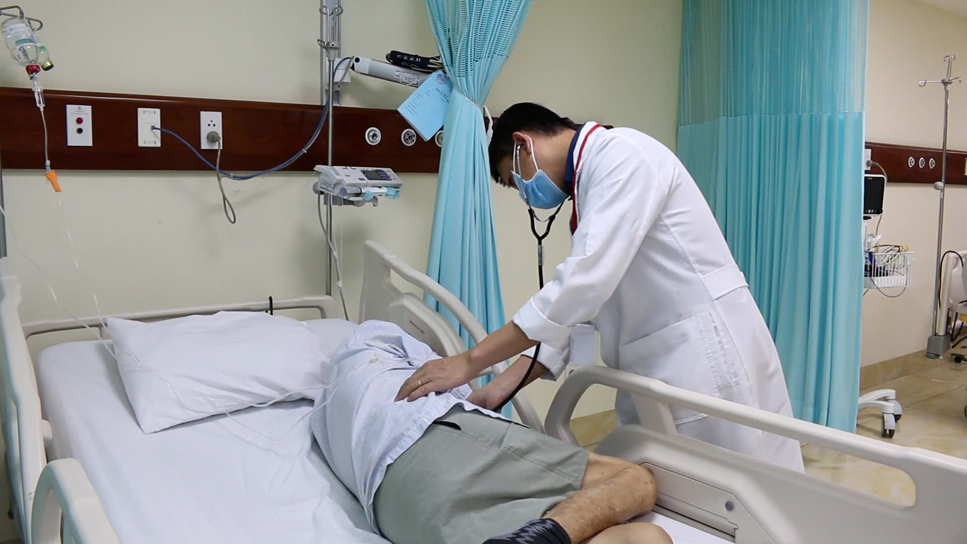 Cụ ông 80 tuổi sốc nhiễm trùng sau nhiều ngày bí tiểu, nước tiểu trắng đục như sữa - Ảnh 2.