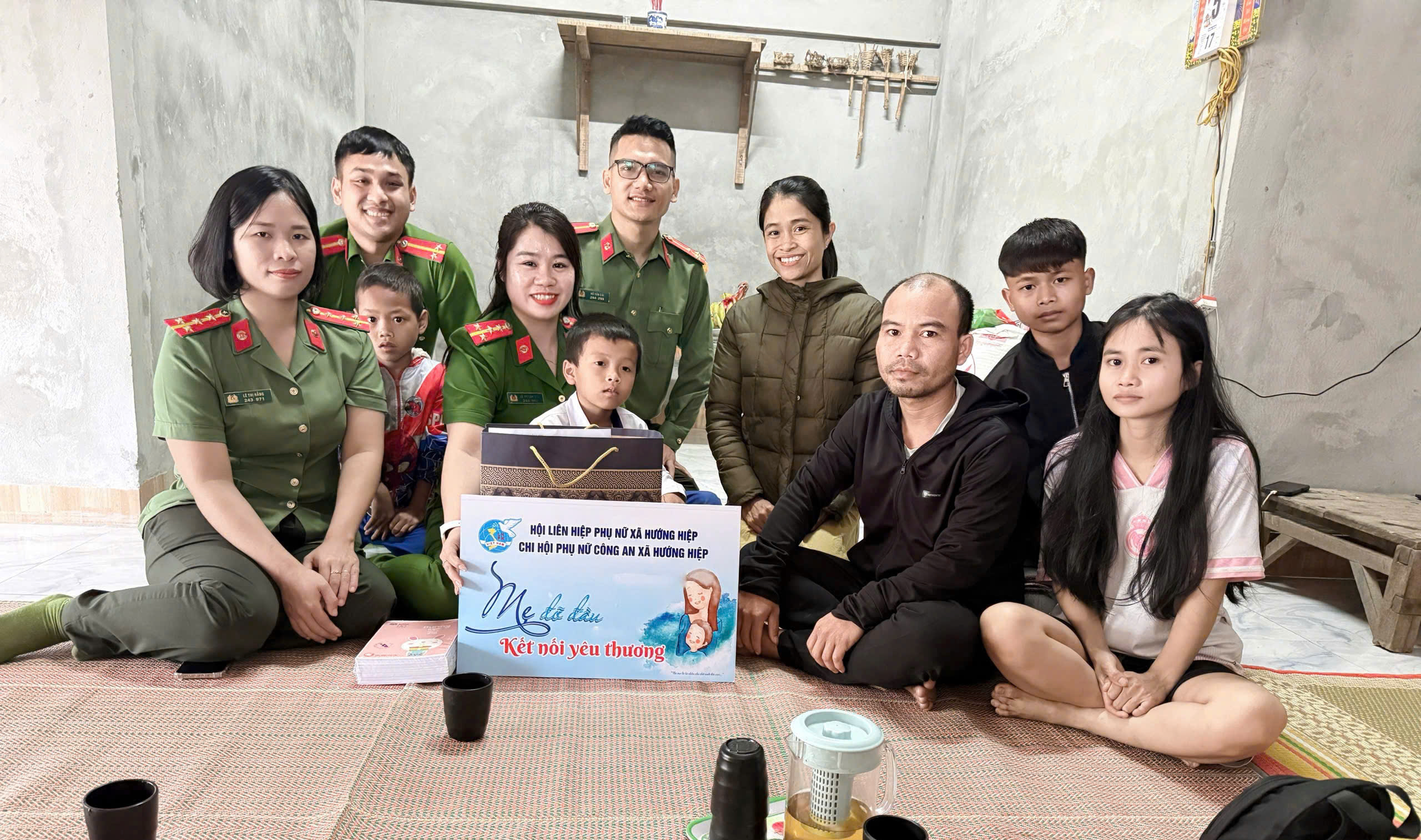 Nữ chiến sĩ Công an nhận đỡ đầu cháu bé mất mẹ do lũ cuốn năm 2025 - Ảnh 1.