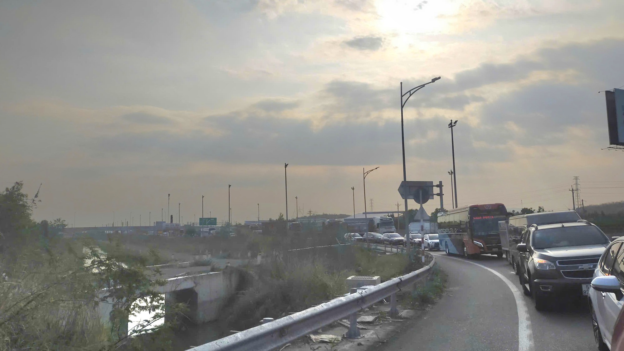 Xe xếp hàng dài vì lỗi kỹ thuật trạm thu phí trên cao tốc Phan Thiết – Dầu Giây- Ảnh 2.