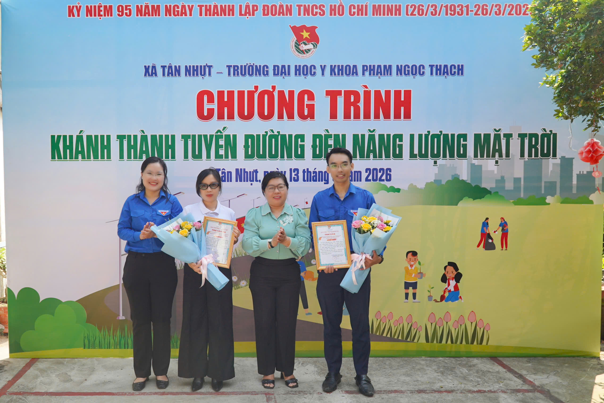 Thắp s&aacute;ng con đường v&agrave;o nh&agrave; Mẹ Việt Nam anh h&ugrave;ng ở x&atilde; T&acirc;n Nhựt - Ảnh 3.