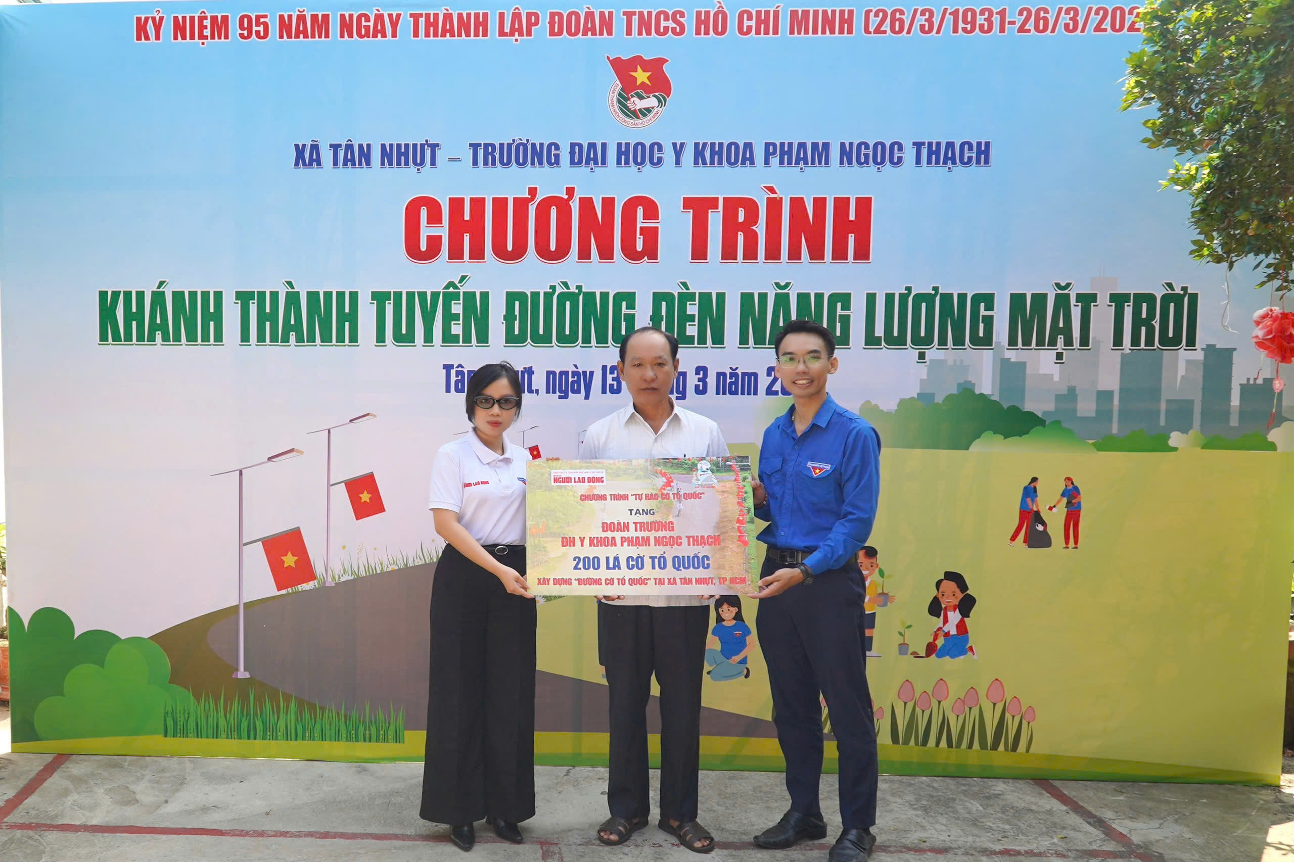 Thắp s&aacute;ng con đường v&agrave;o nh&agrave; Mẹ Việt Nam anh h&ugrave;ng ở x&atilde; T&acirc;n Nhựt - Ảnh 1.